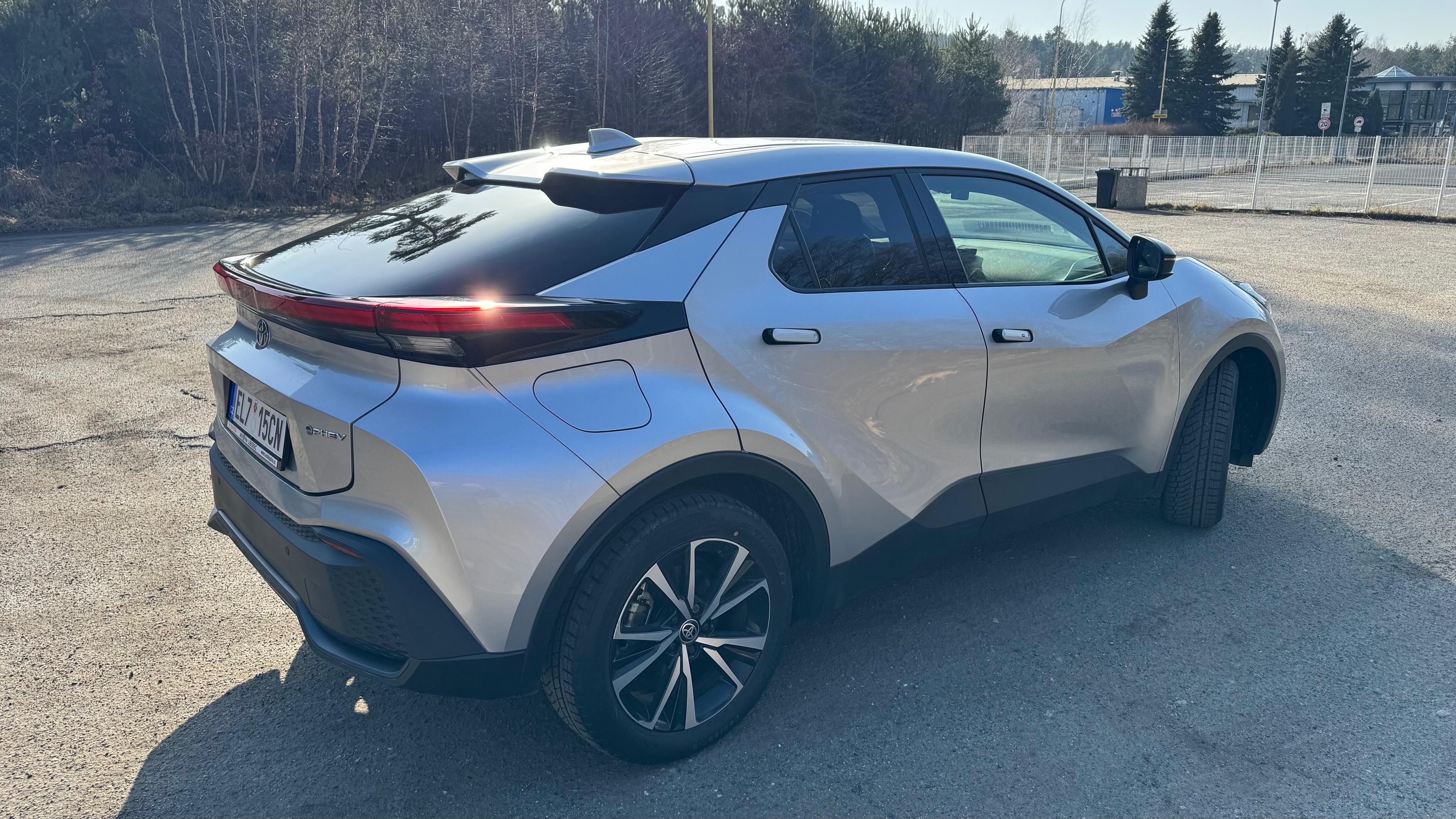 Toyota C-HR, 2.0l plug-in hybrid 223koni - fotka 3