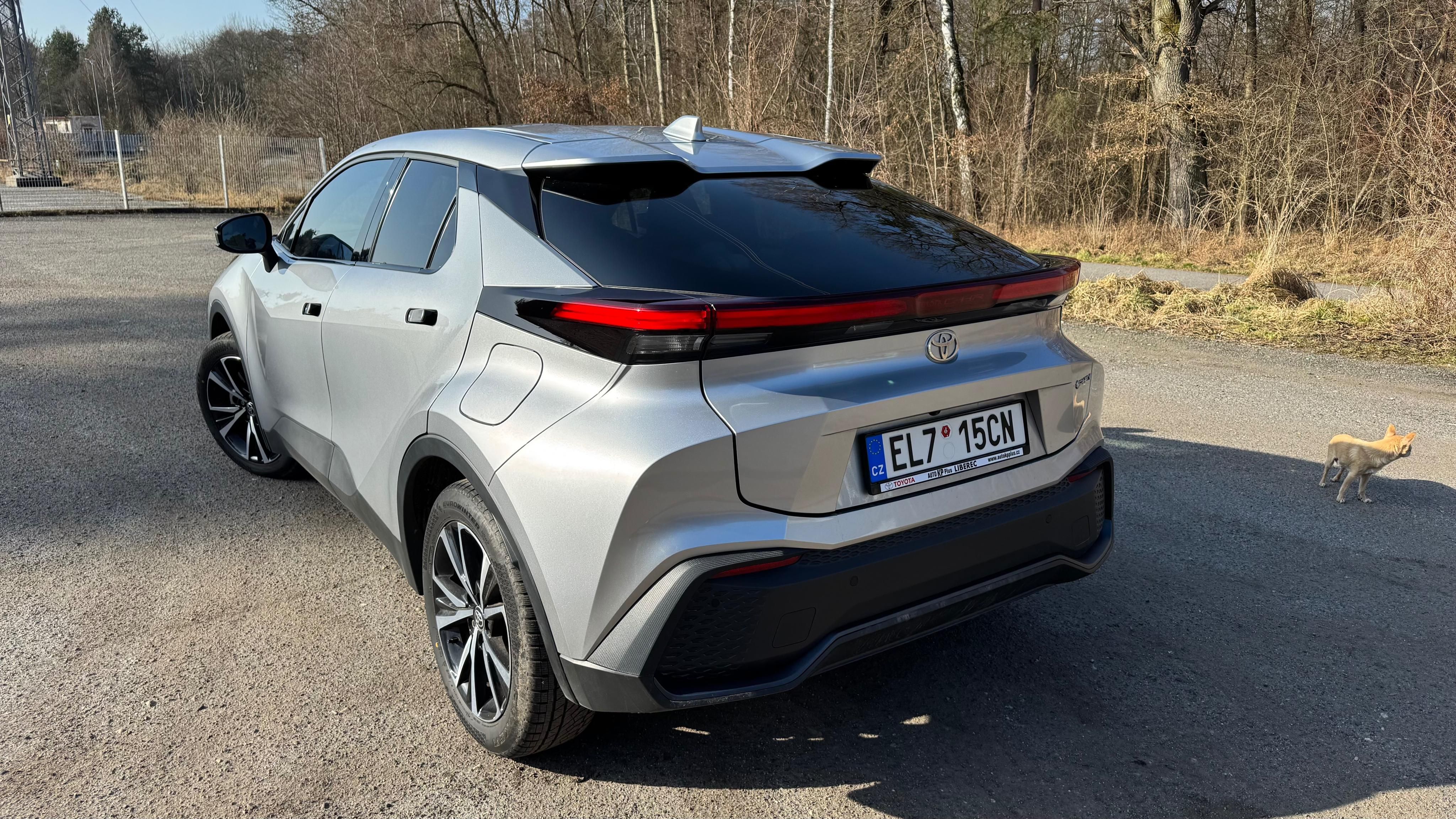 Toyota C-HR, 2.0l plug-in hybrid 223koni - fotka 2