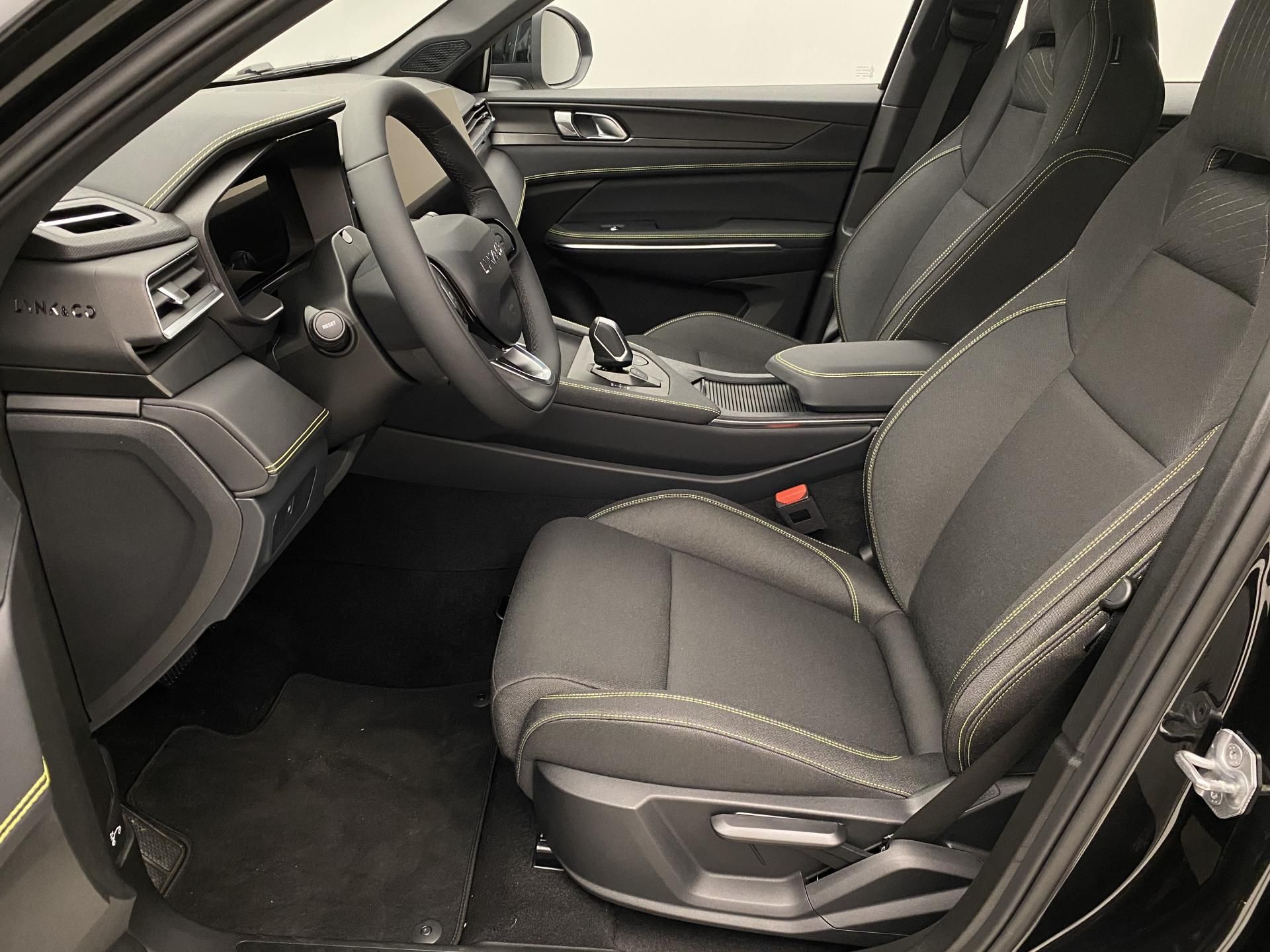 Lynk & Co 01, 01 CORE PHEV - fotka 3