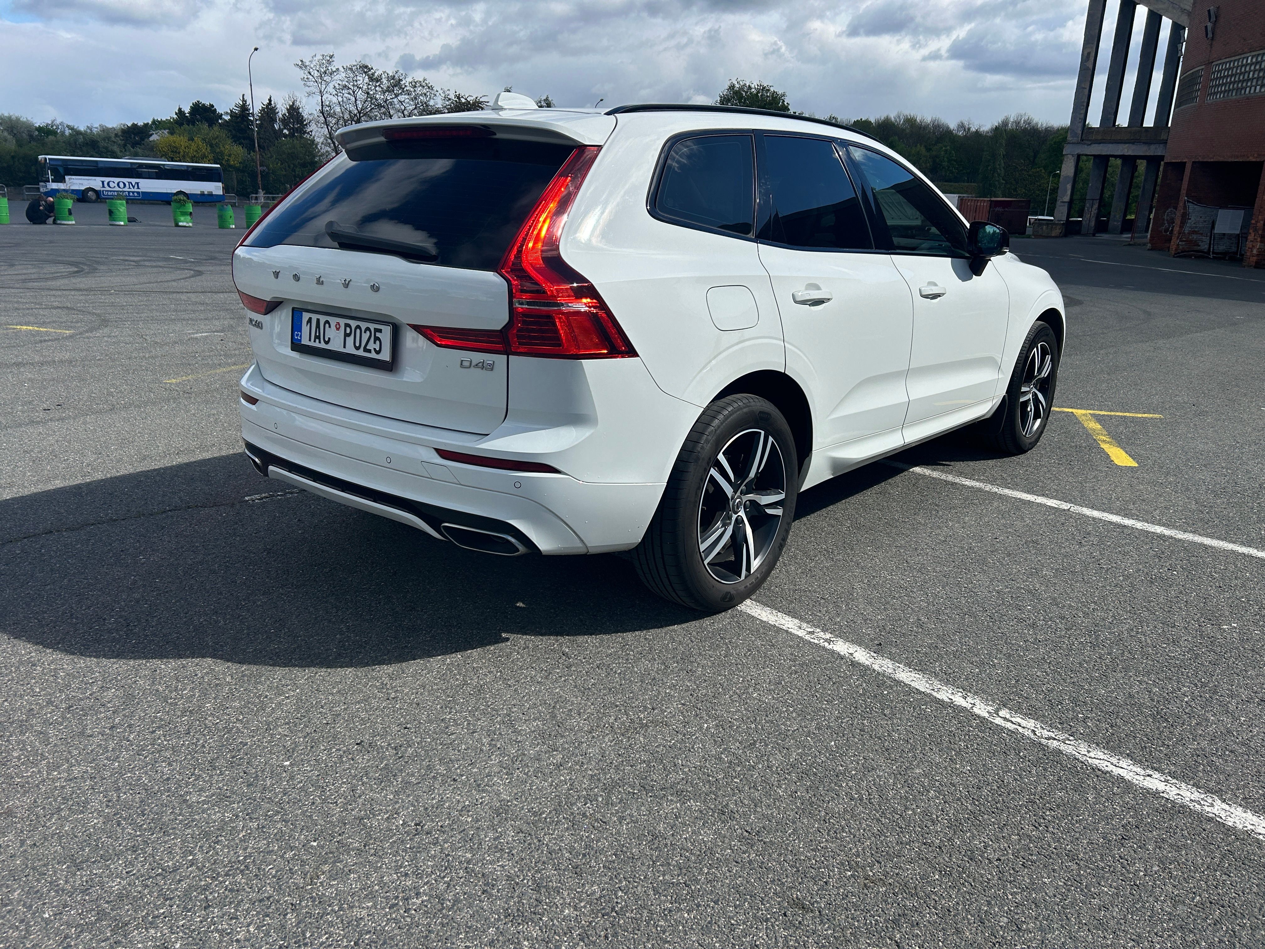 Volvo XC60, D4,R-design,nez. topení, tažné - fotka 6