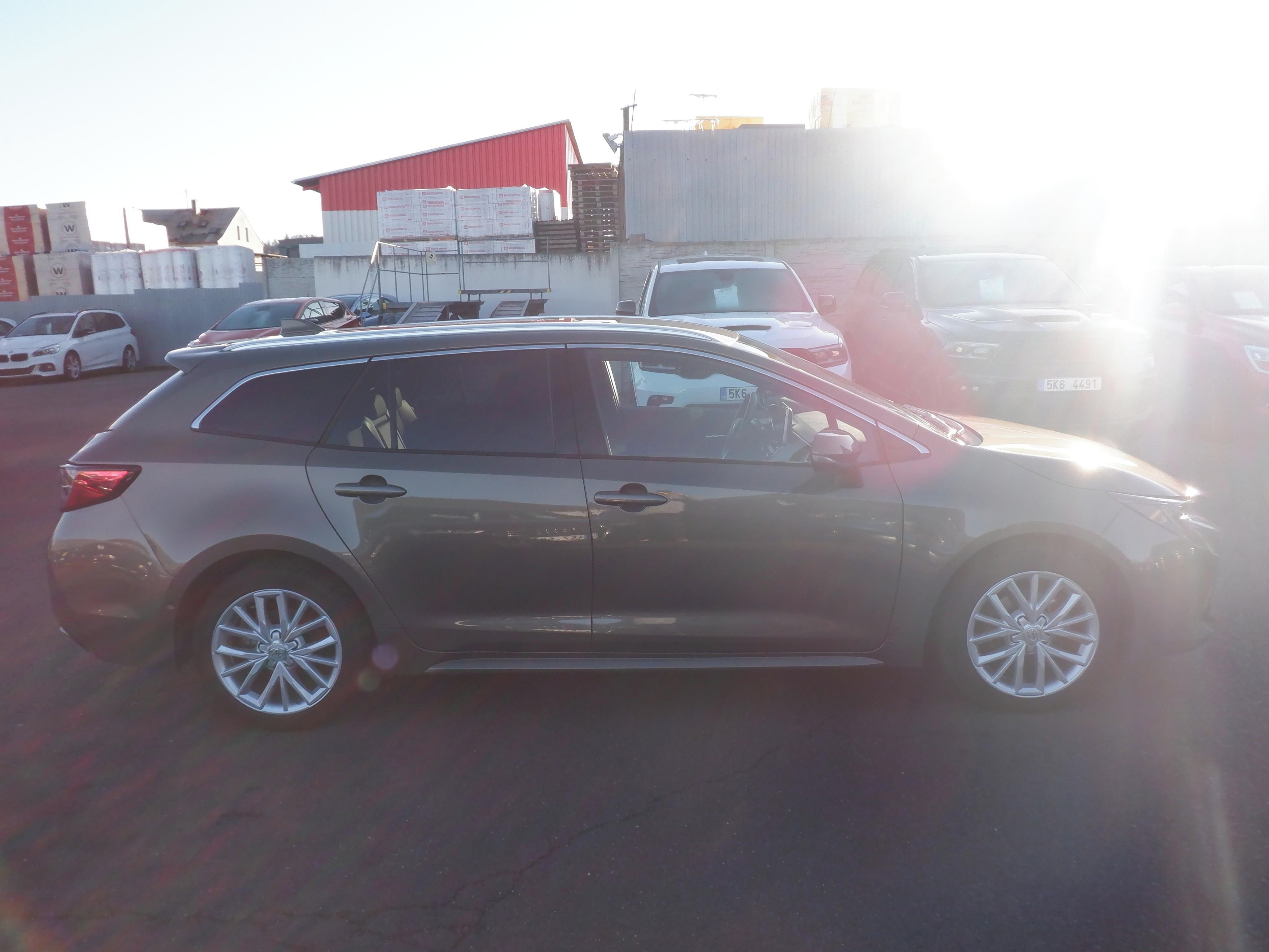 Toyota Corolla, 1.8 HEV Comfort Style,1.maj.ČR - fotka 4
