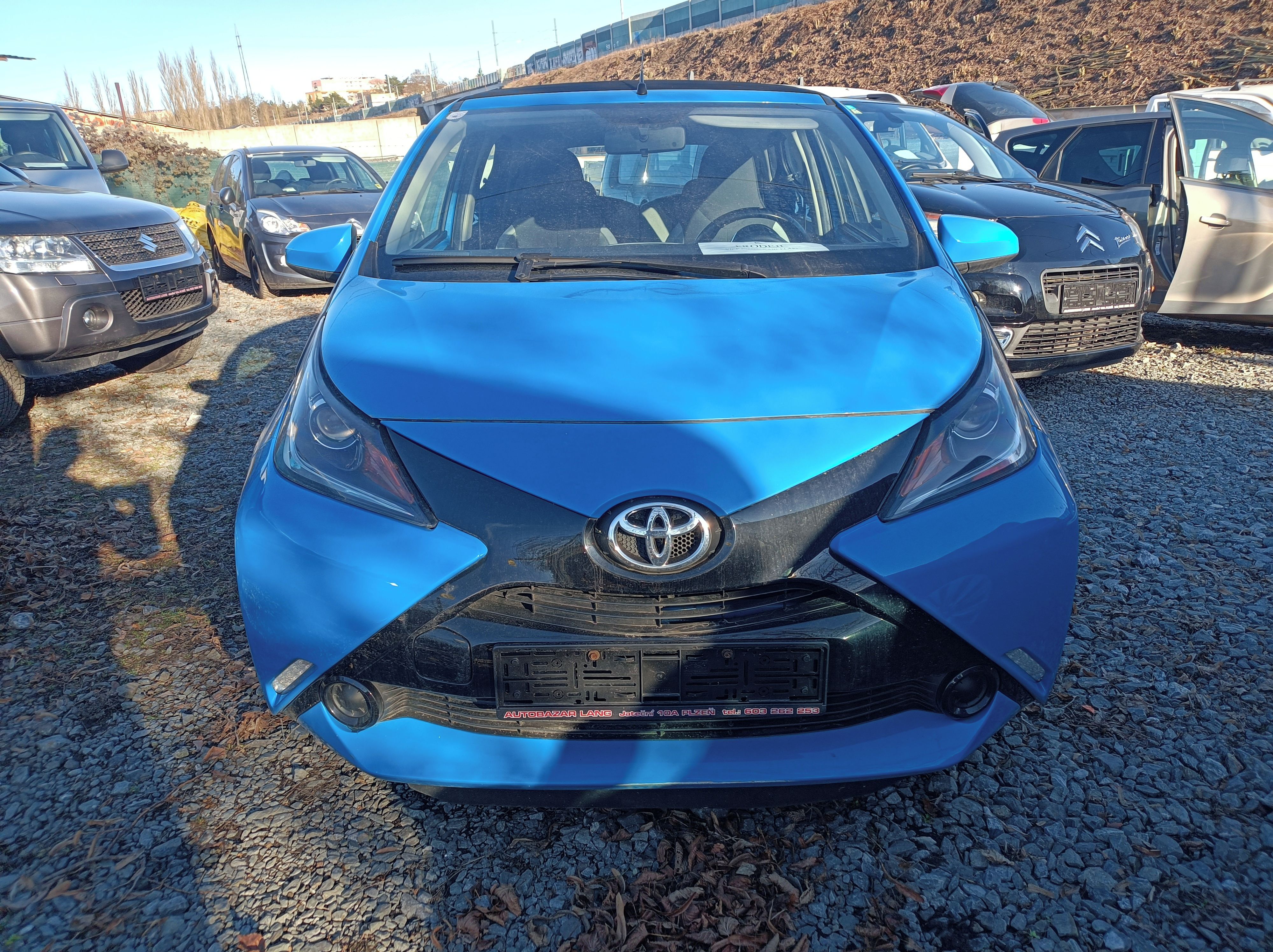Toyota Aygo, 1.0-51kw,otevřená střecha,r.18 - fotka 2