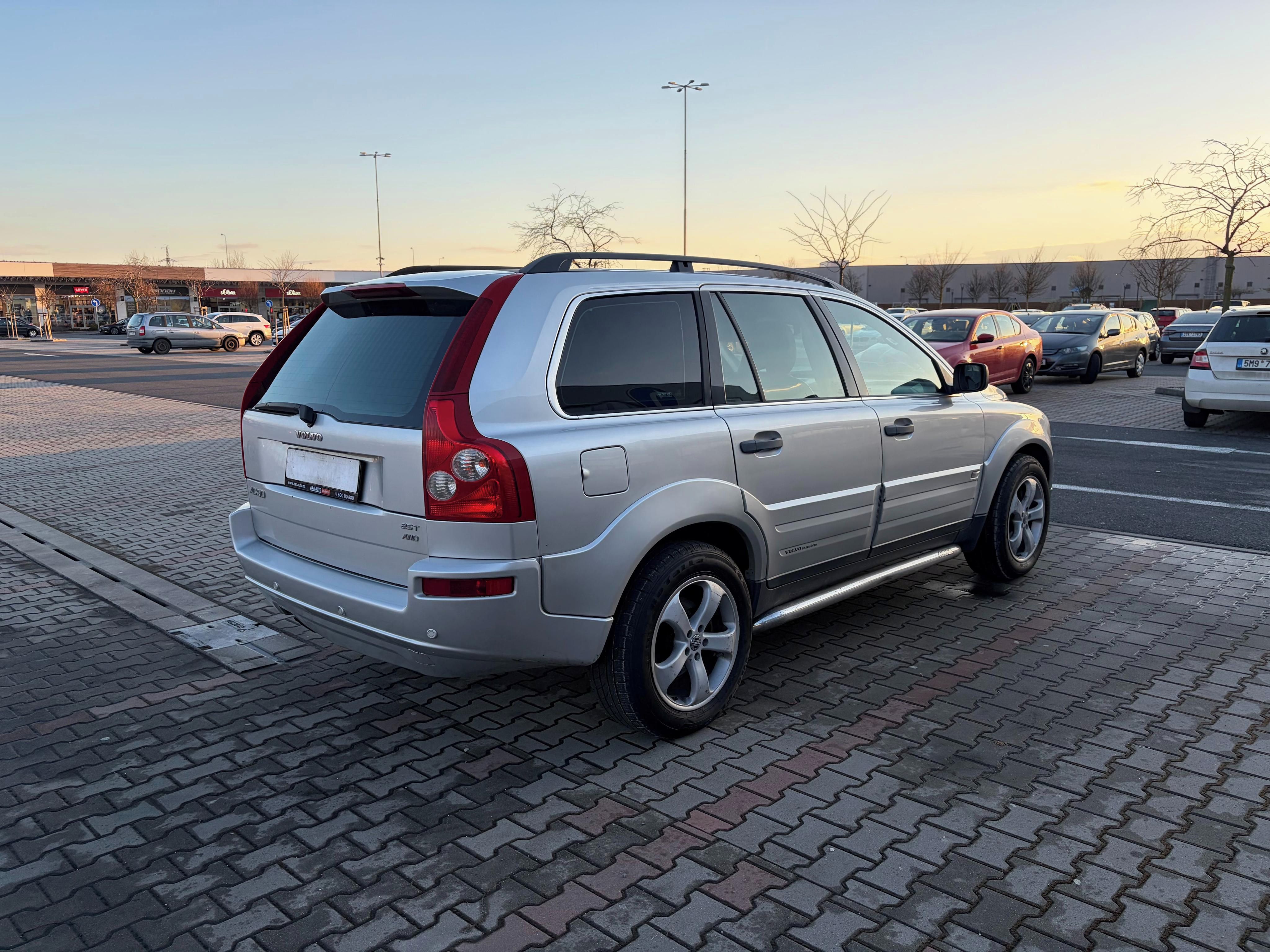 Volvo XC90, 2.5T 154kw 4x4 manuál ČR - fotka 3