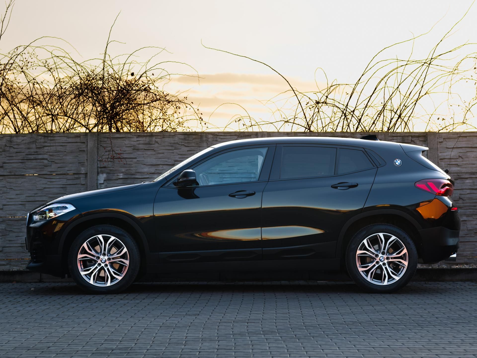 BMW X2, sDrive18i Advantage,ShadowLine - fotka 5