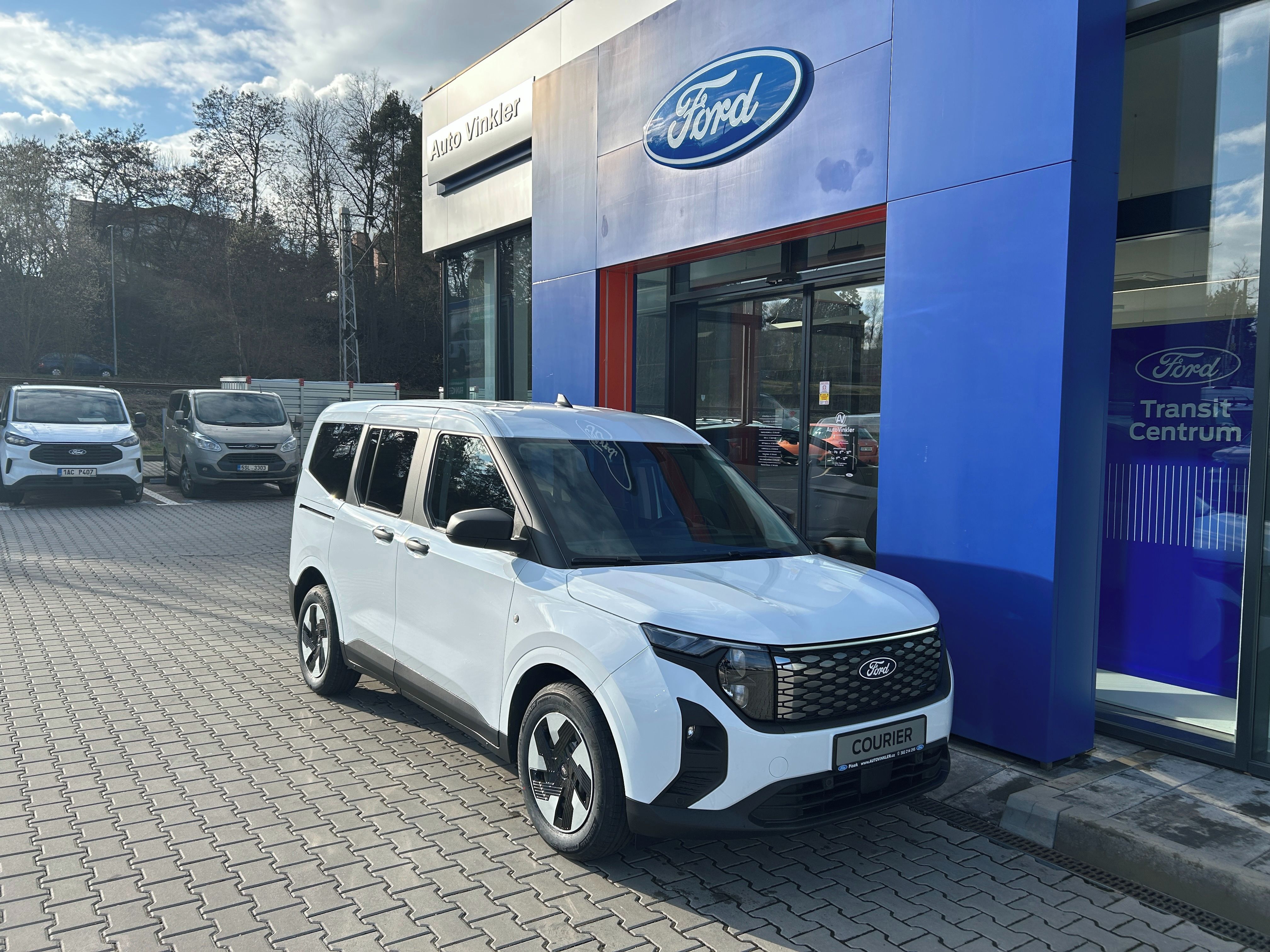 Ford Tourneo Courier, 43 kWh Elektromotor Trend L1