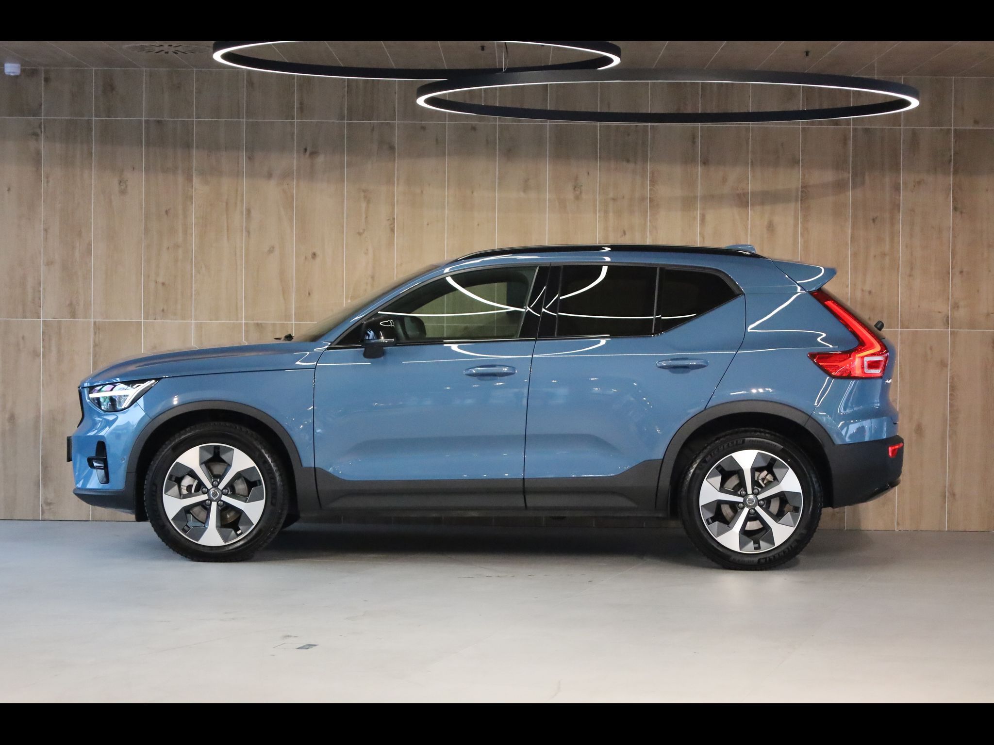Volvo XC40, B4 PLUS Dark, Harman, 360° - fotka 3
