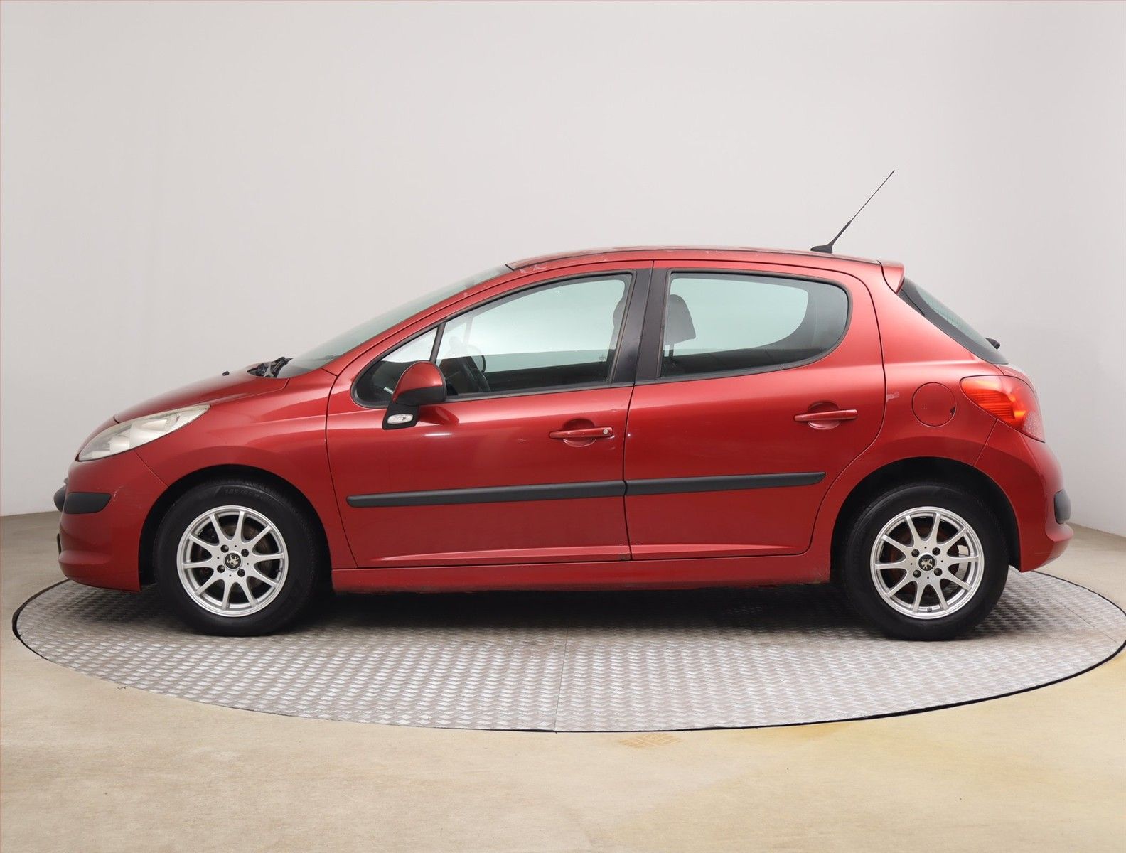 Peugeot 207, 1.4 16V, po STK, Klima - fotka 3