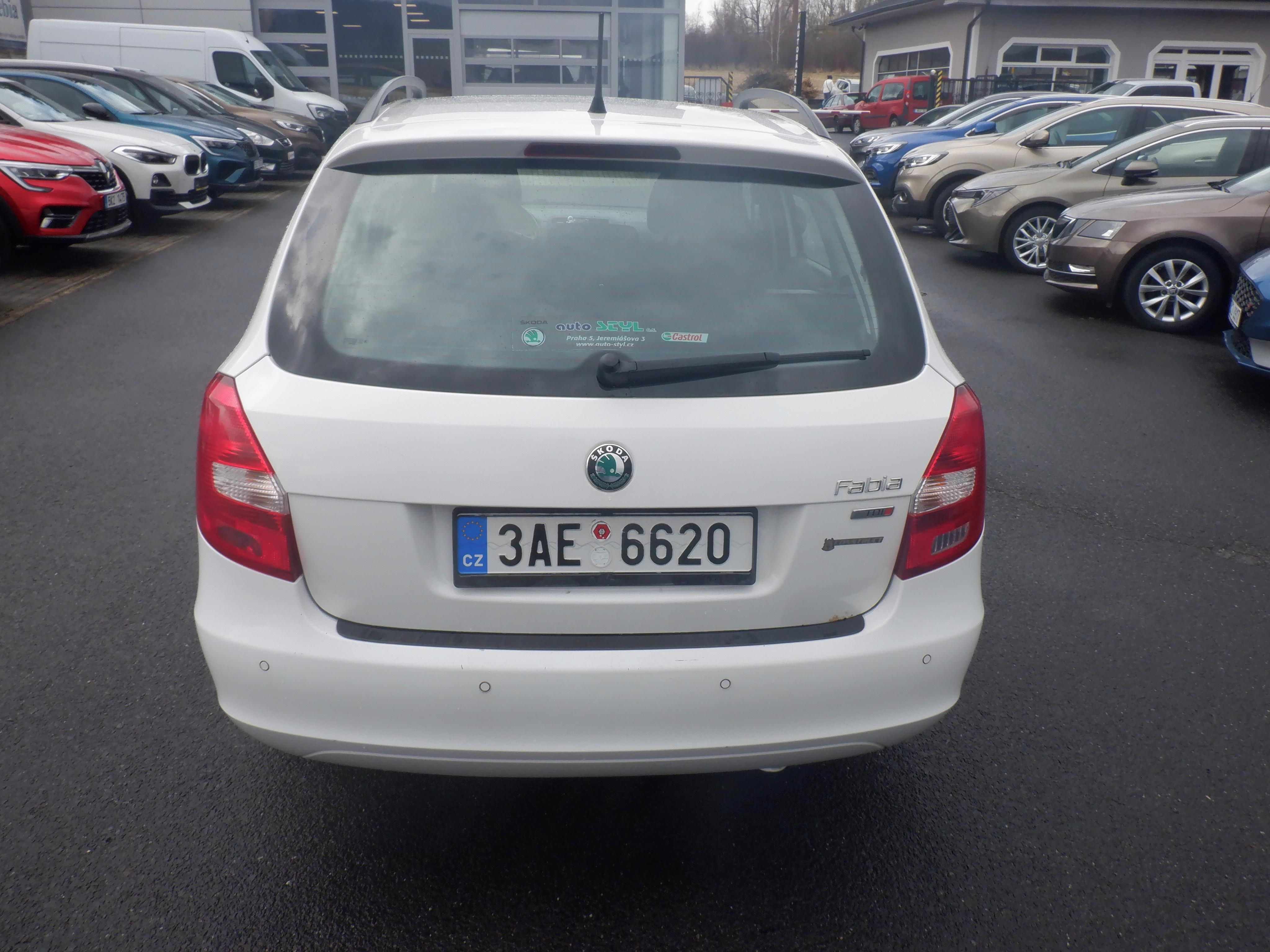 Škoda Fabia, 1.6 TDI 66kW Elegance kombi - fotka 6