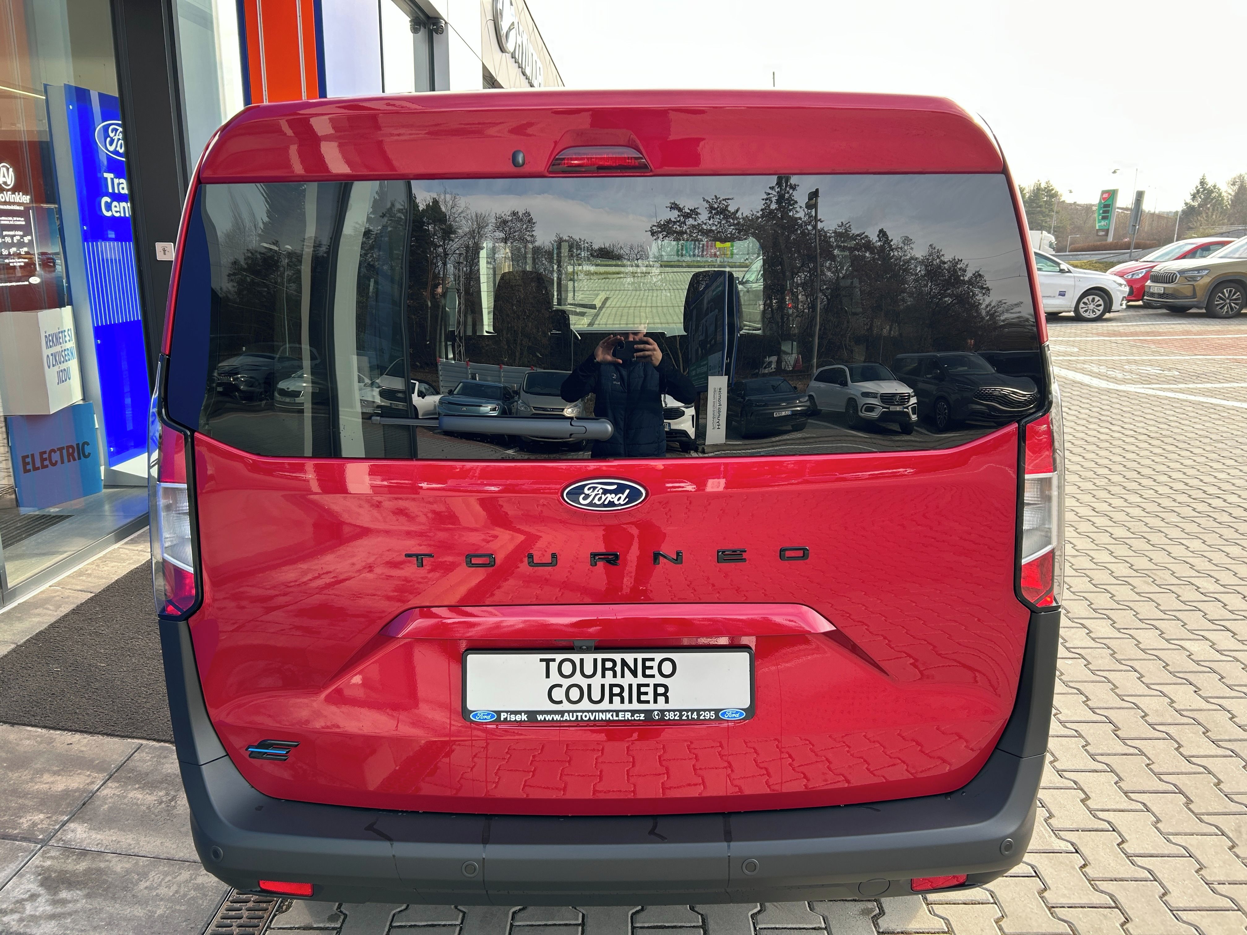 Ford Tourneo Courier, 43 kWh Elektromotor Trend L1 - fotka 5
