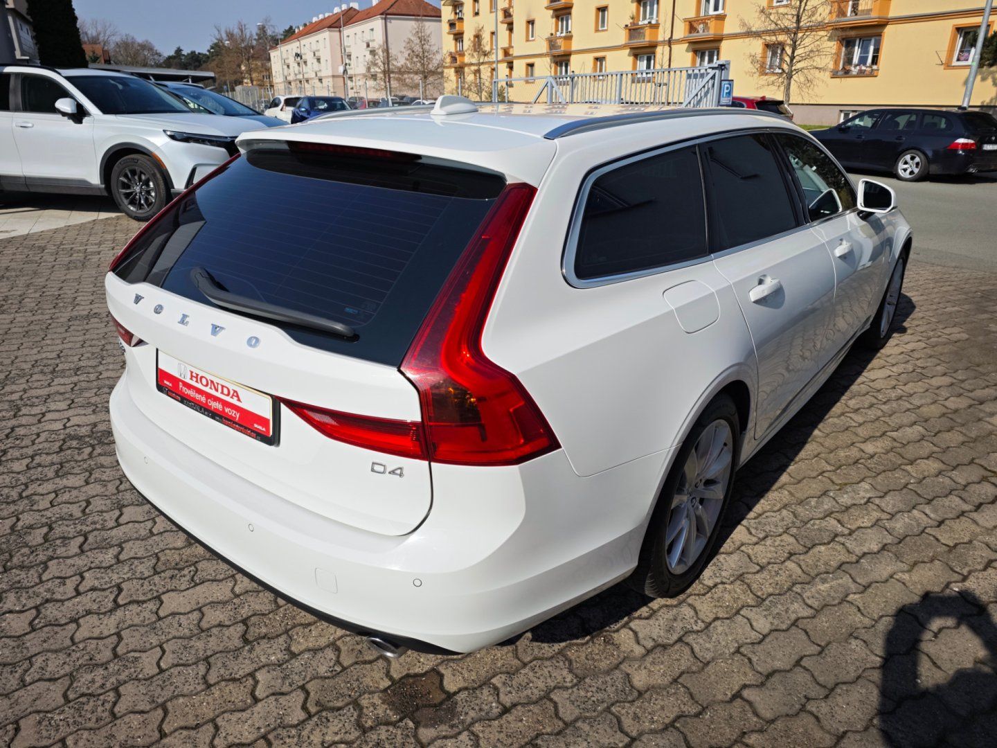 Volvo V90, 2.0 D4 FWD Momentum 140kW 8AT - fotka 5