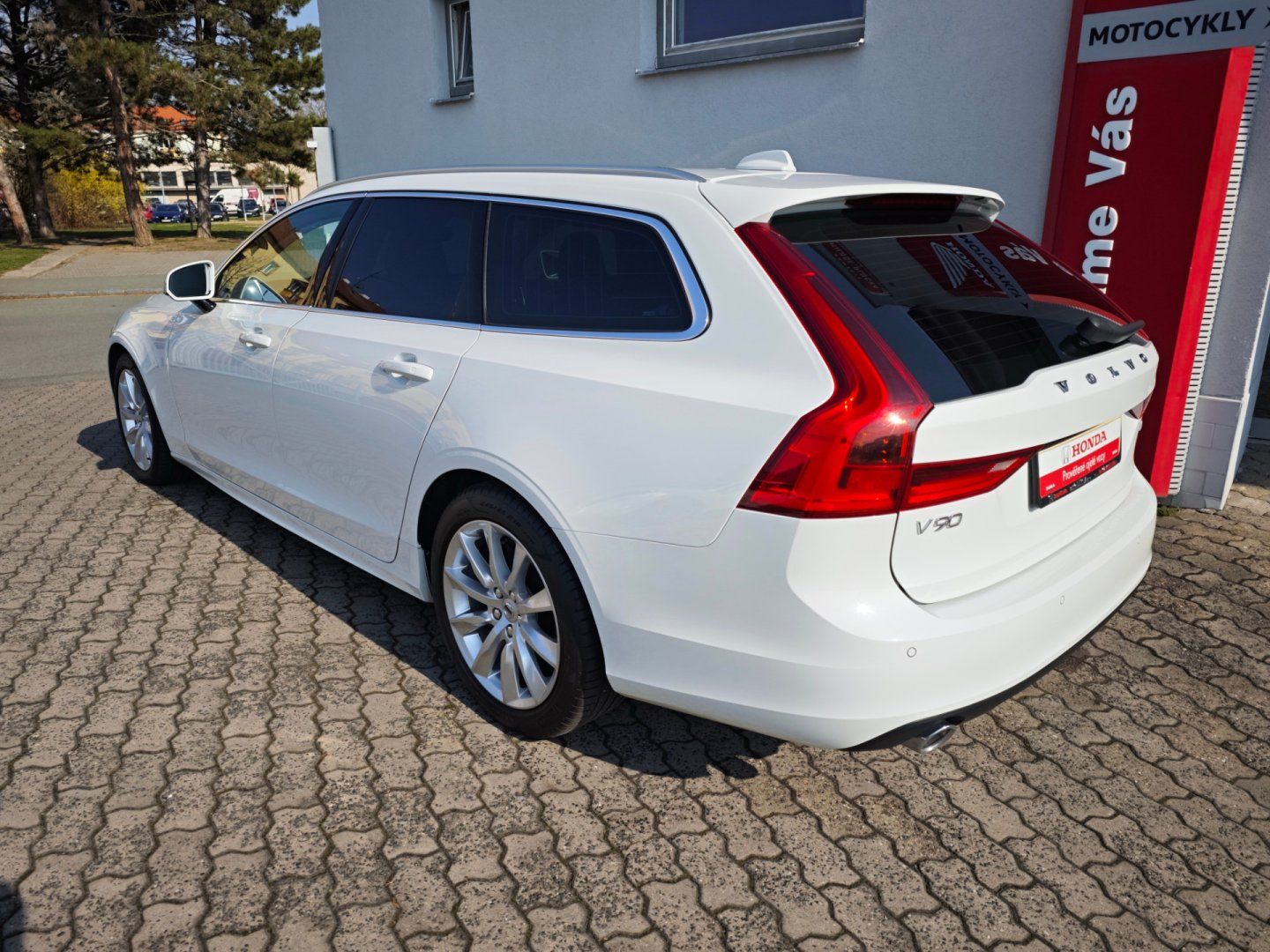 Volvo V90, 2.0 D4 FWD Momentum 140kW 8AT - fotka 4