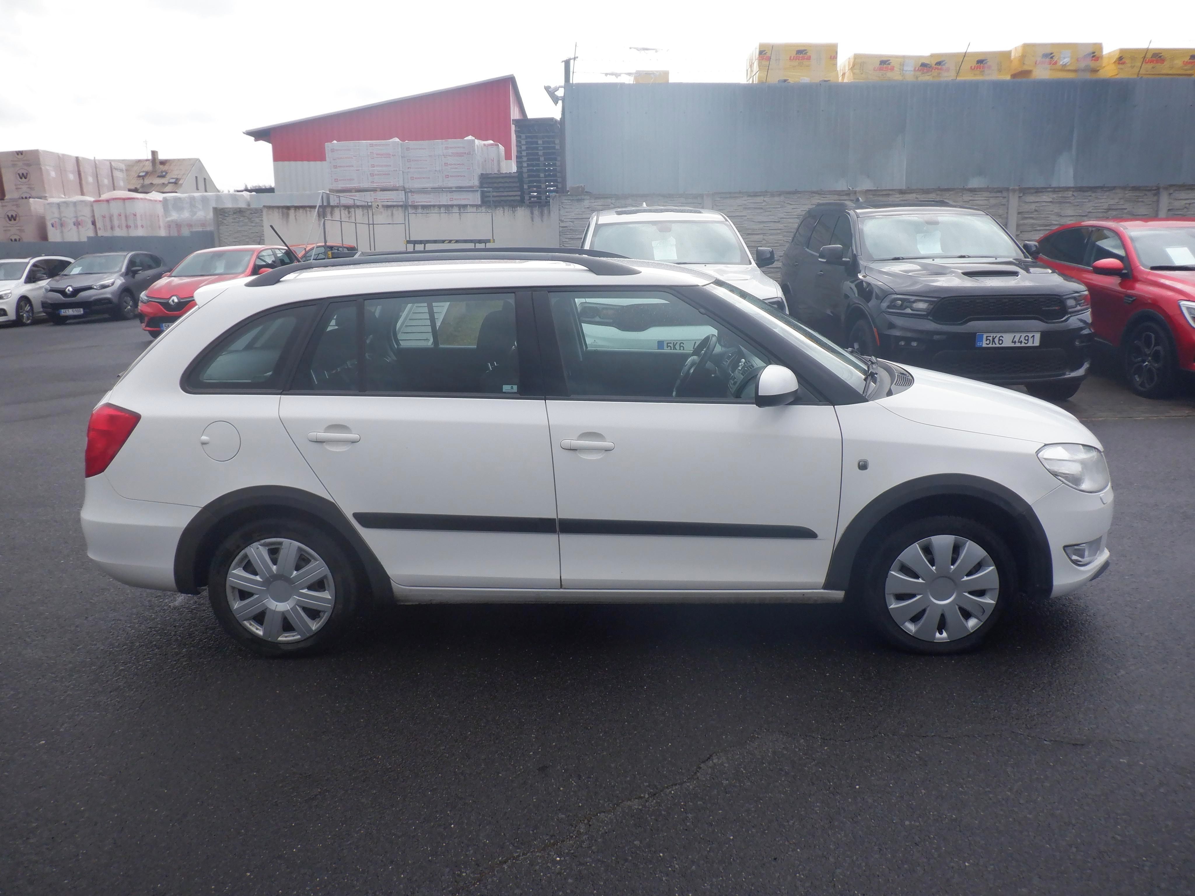 Škoda Fabia, 1.6 TDI 66kW Elegance kombi - fotka 4