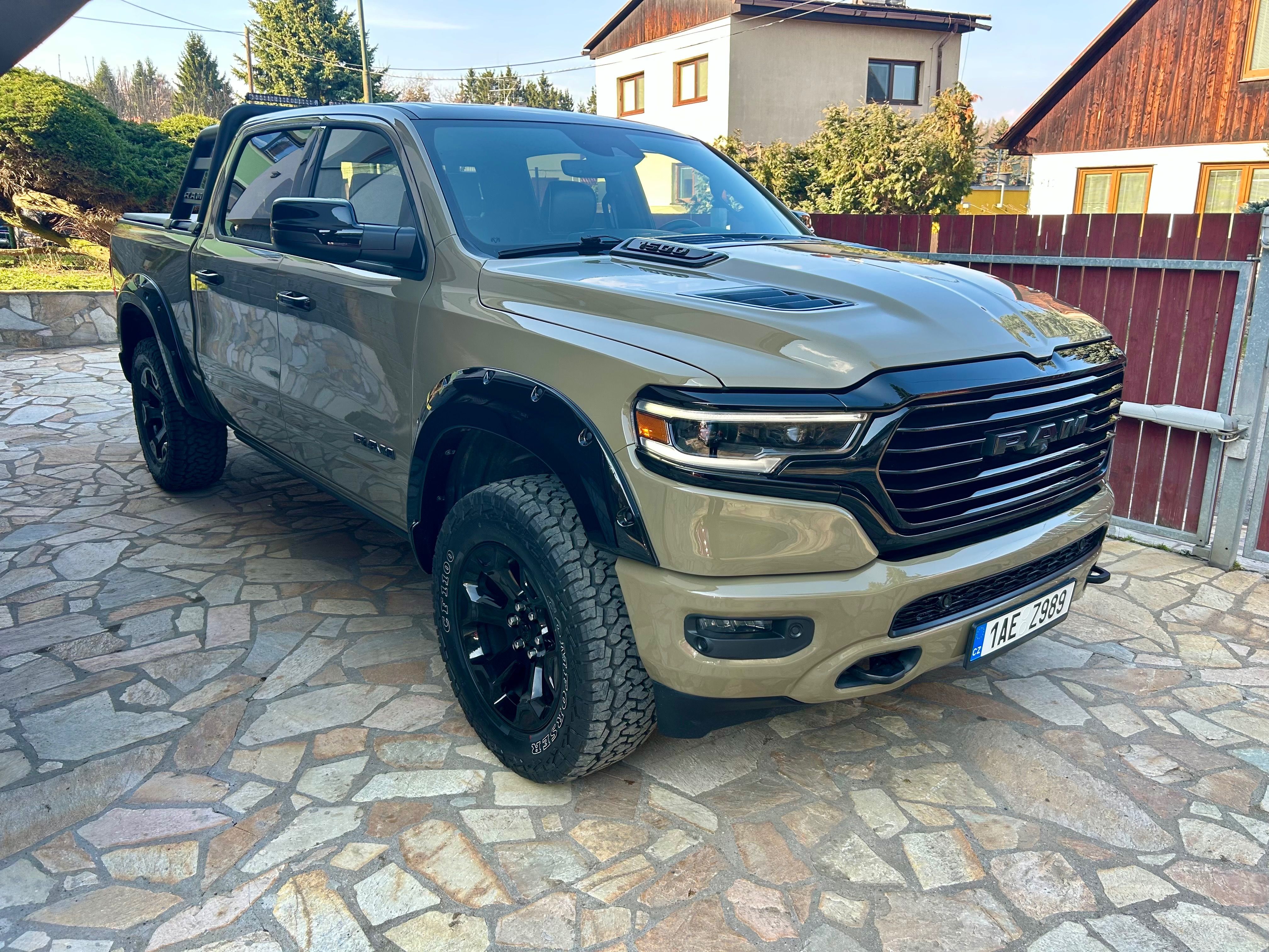 RAM 1500, 5.7 HEMI, Laramie, 4x4 - fotka 3