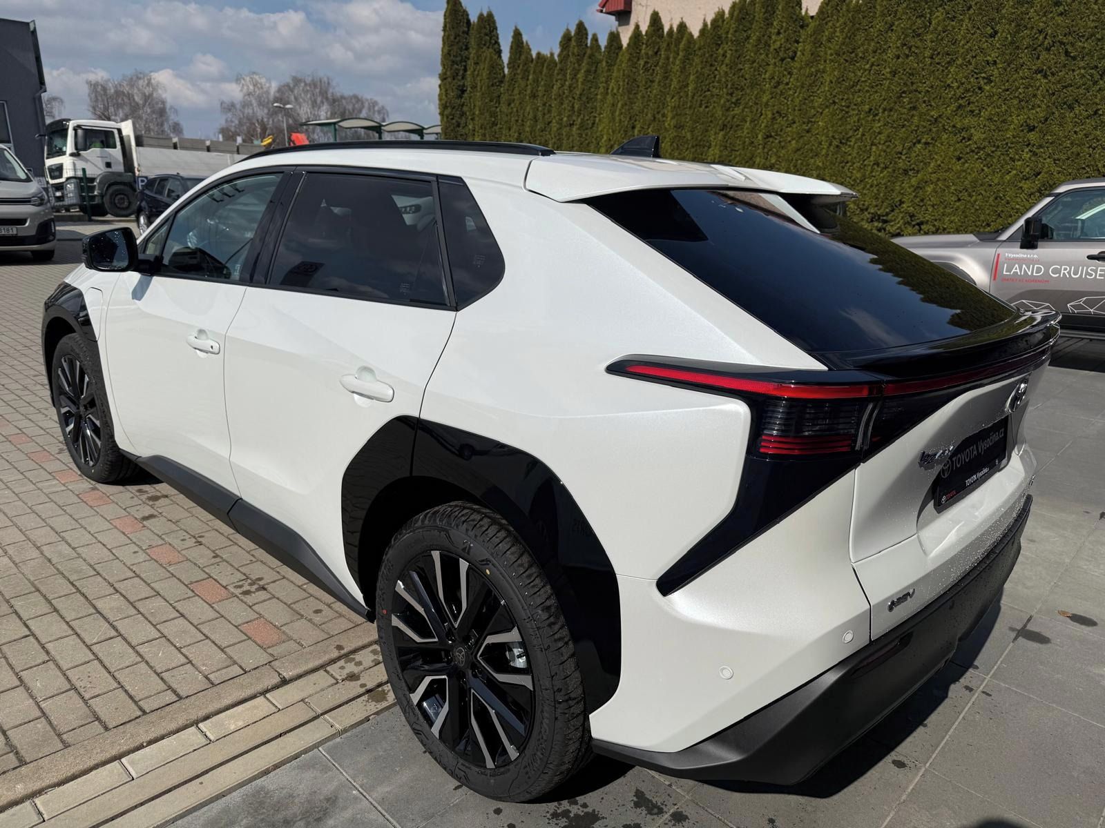Toyota bZ4X, 4x4 73.1kWh 343PS Executive - fotka 2