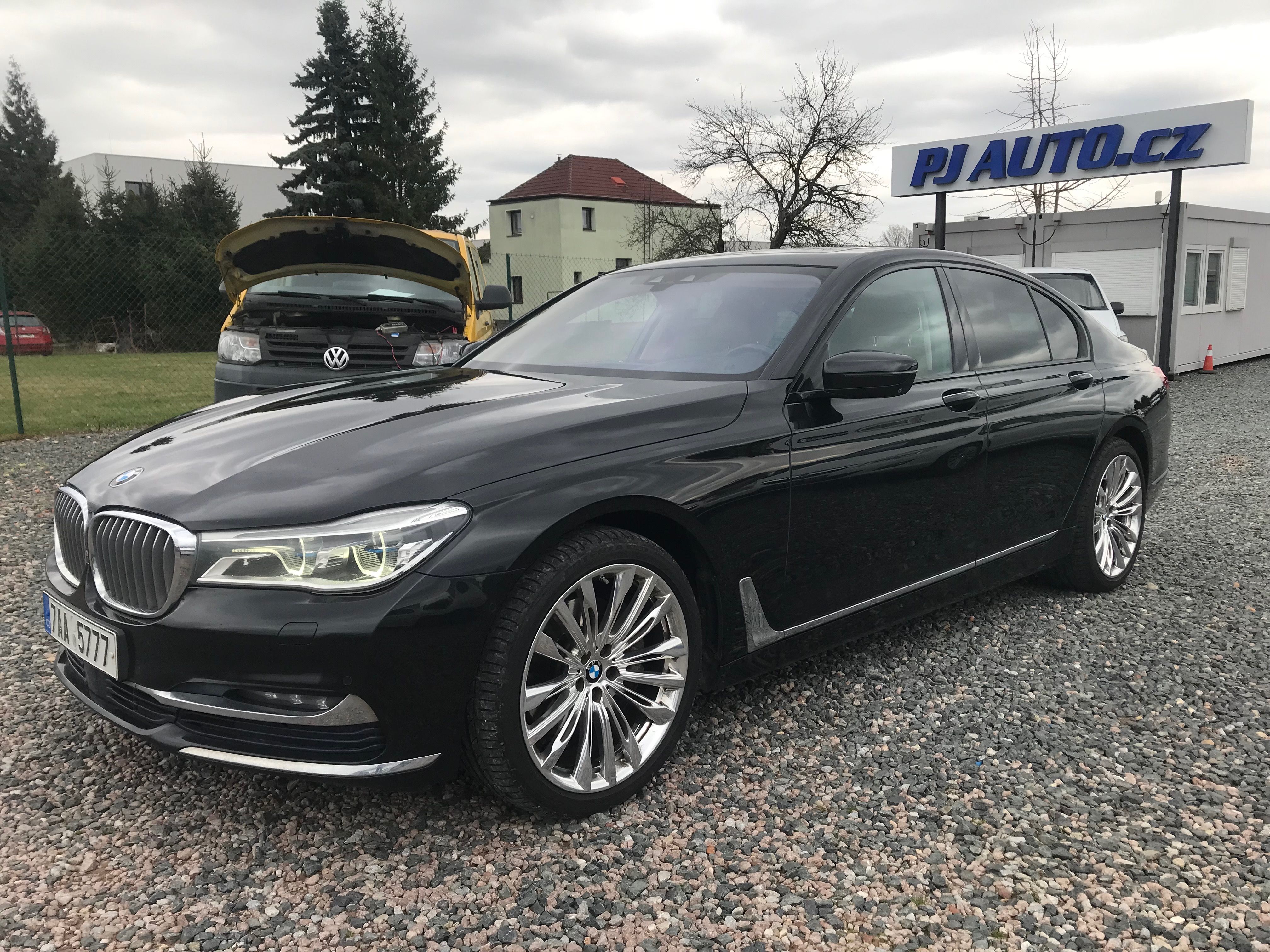 BMW Řada 7, 730D X-DRIVE ,360,HUD,ČR,DPH.. - fotka 2