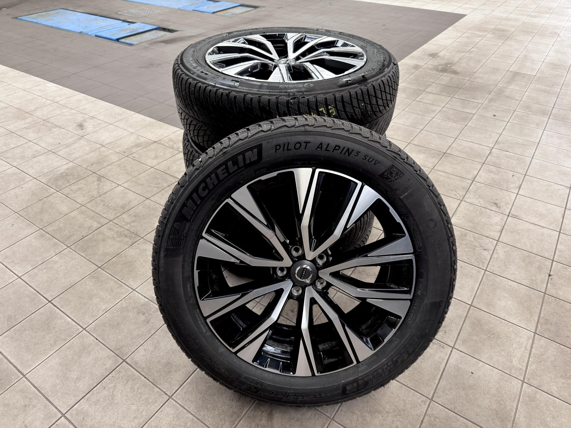 Volvo XC60, T8 AWD RECH.*ULTRA DARK + kola - fotka 2