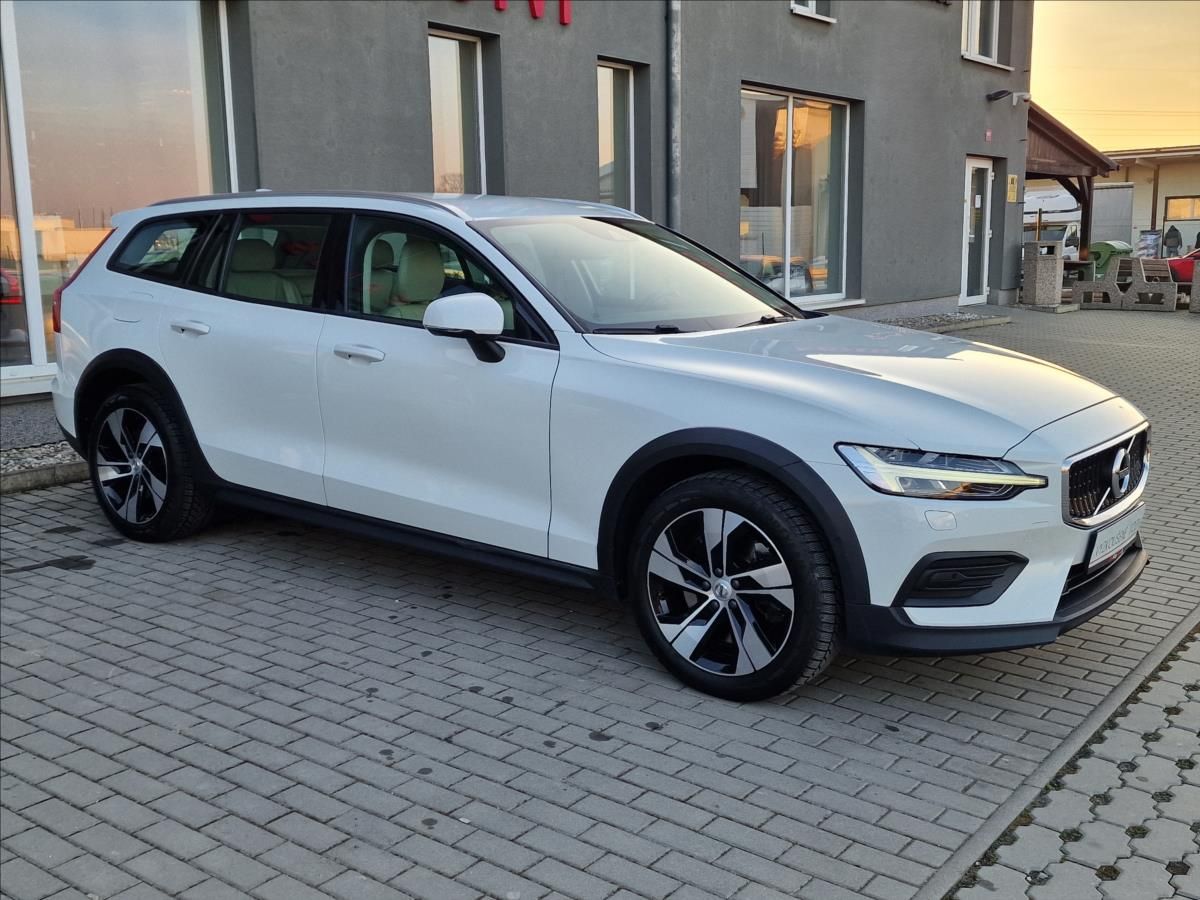 Volvo V60, D4 Cross Country AWD,ČR,1.Maj - fotka 2