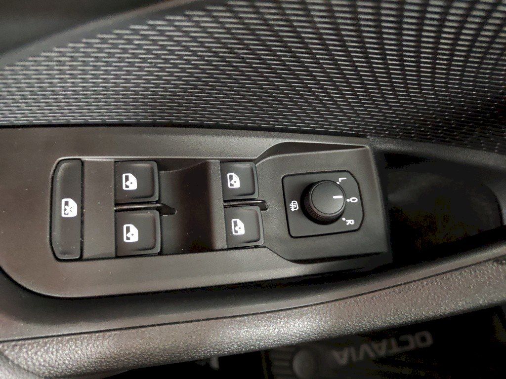 Škoda Octavia, 1.4 TSI iV 150 kW DSG Ambition - fotka 6