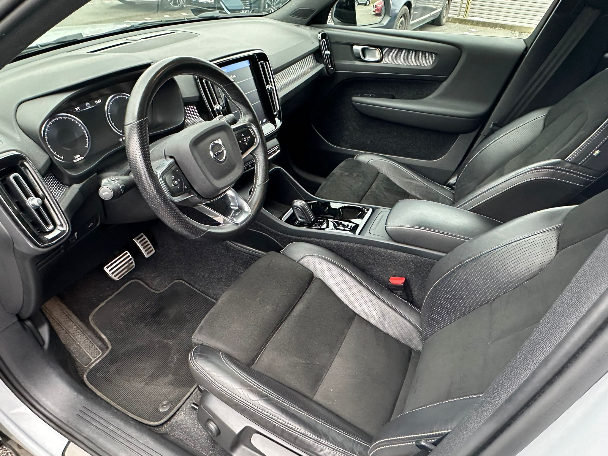 Volvo XC40, B4 R-Design - fotka 5