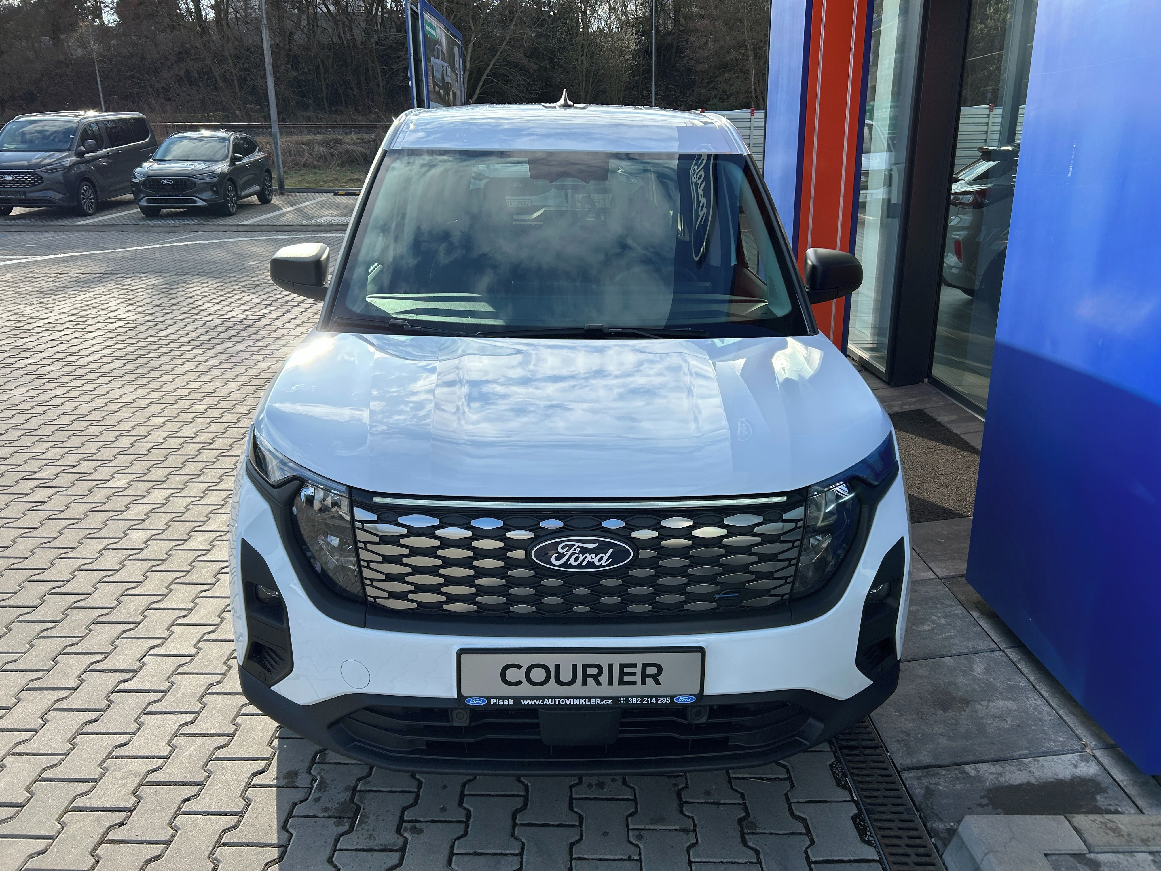 Ford Tourneo Courier, 43 kWh Elektromotor Trend L1 - fotka 2