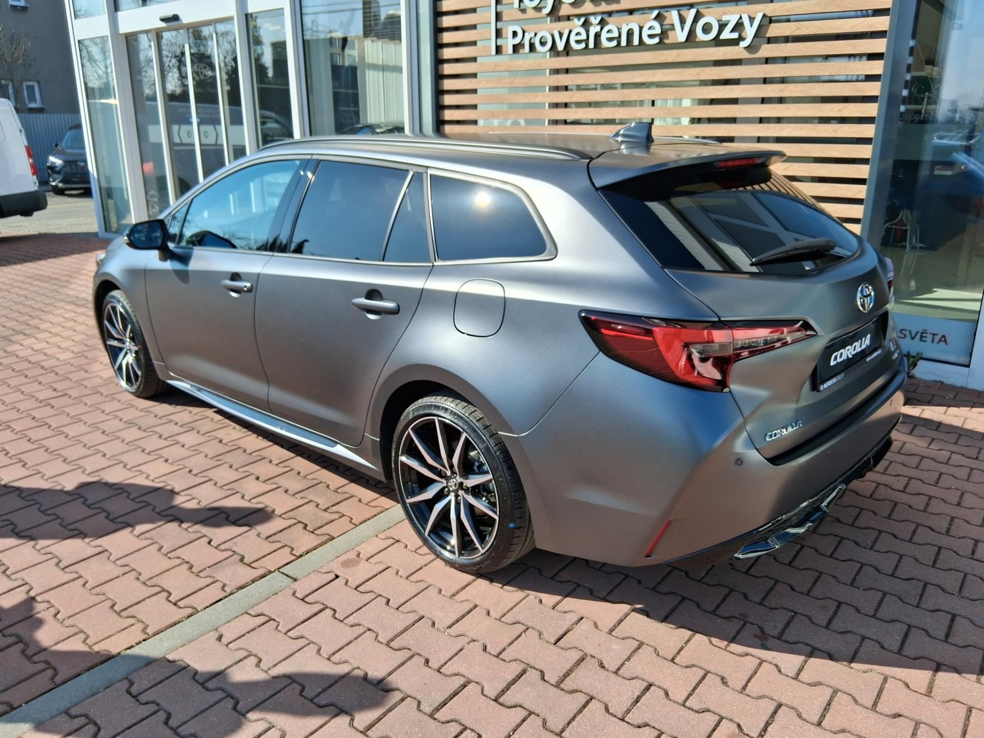 Toyota Corolla, 2,0 HEV GR SPORT - MATNÁ ŠEDÁ - fotka 5