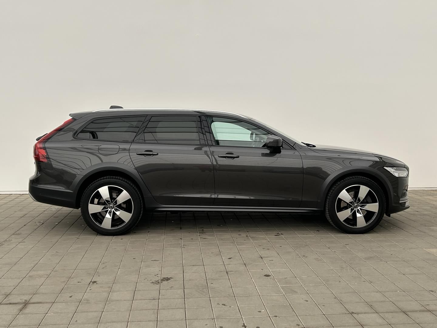Volvo V90, 2.0B5 173kW 4x4  Cross Country - fotka 4
