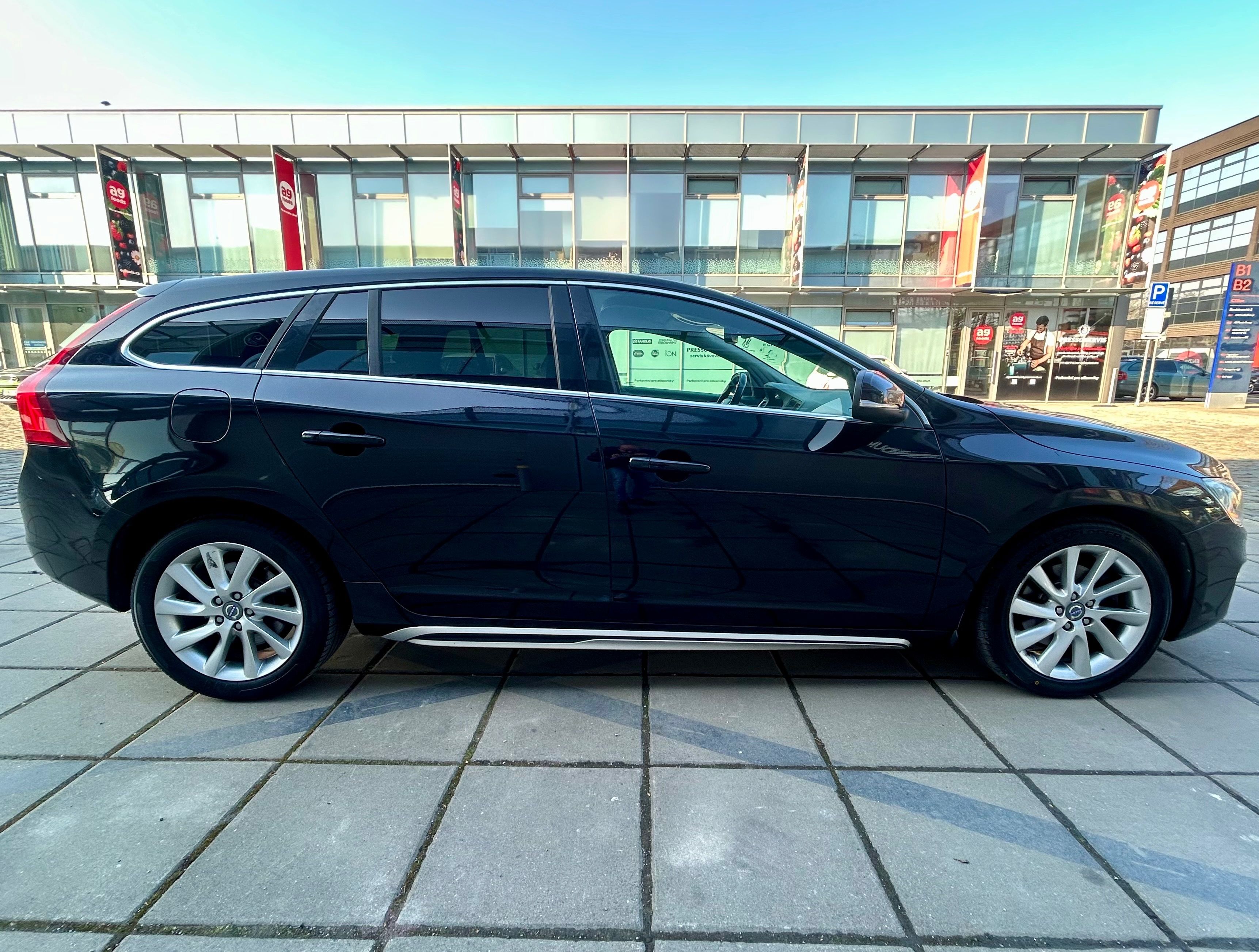 Volvo V60, 2.0D4 120KW 5VÁLEC XENON-PDC - fotka 5