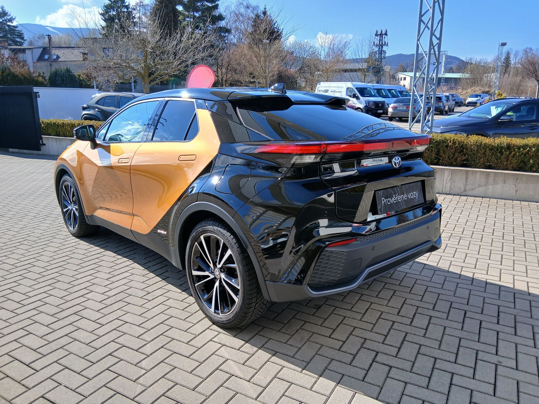 Toyota C-HR, 2.0 H 4x4 Executive PE VIP JBL - fotka 4