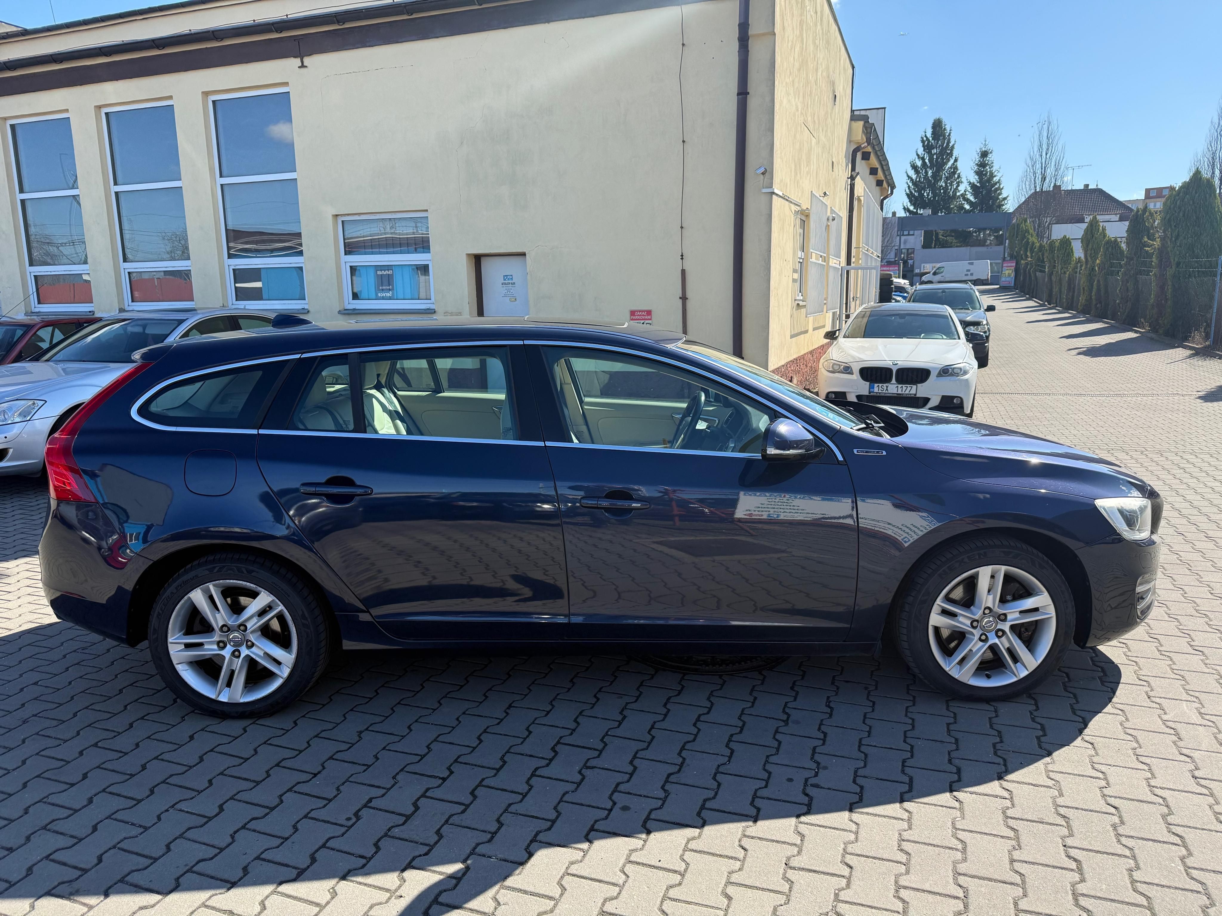 Volvo V60, 2.4 D6 Plug-in Hybrid Summum - fotka 3