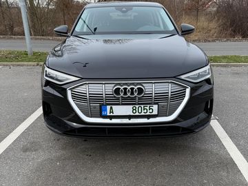 Audi E-tron .2020 rok.300 kw