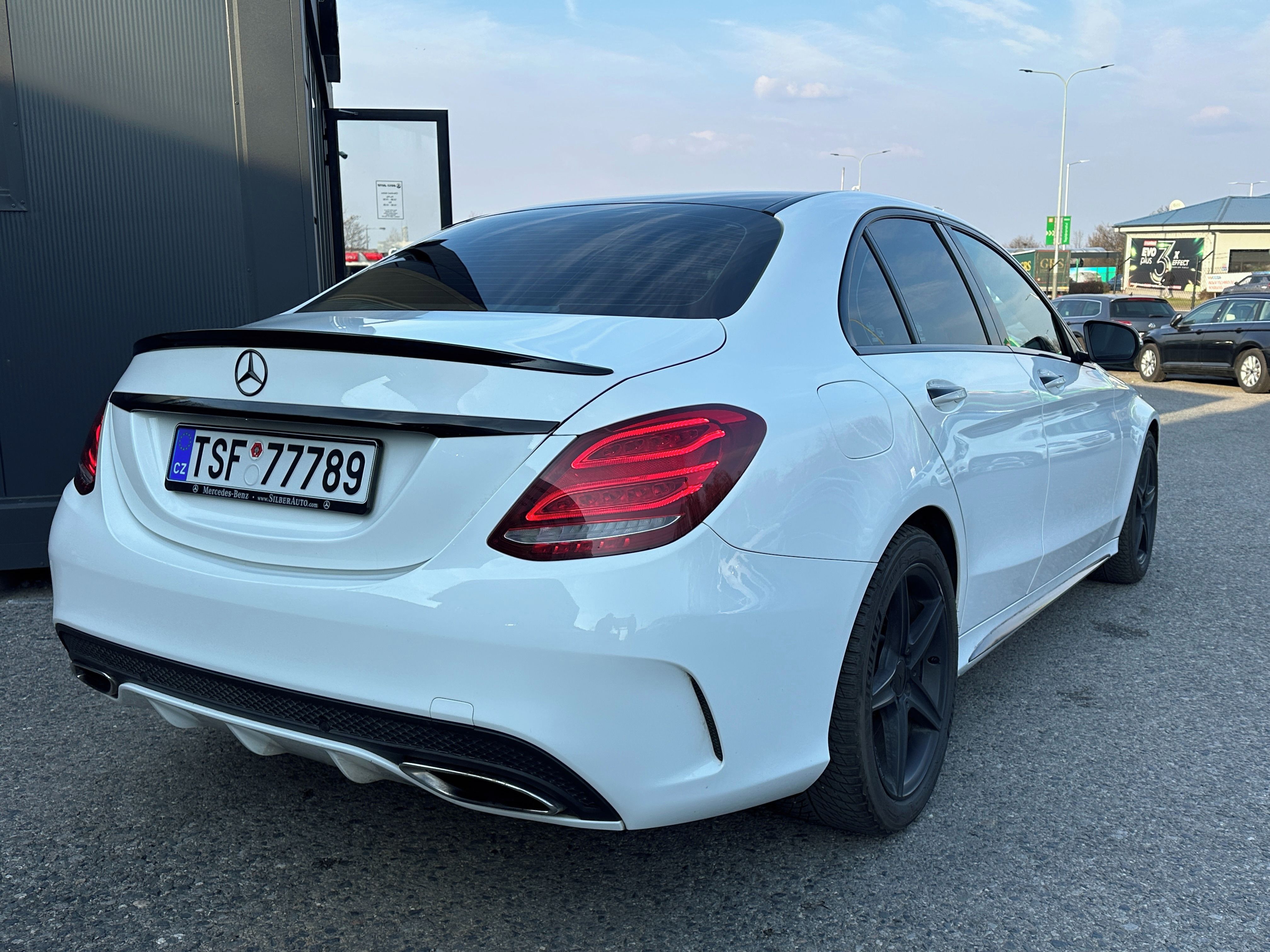 Mercedes-Benz Třídy C, Mercedes-Benz C300 4Matic 2015 - fotka 6
