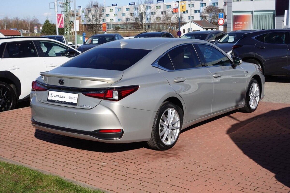 Lexus ES 300h, F-Sport - fotka 5