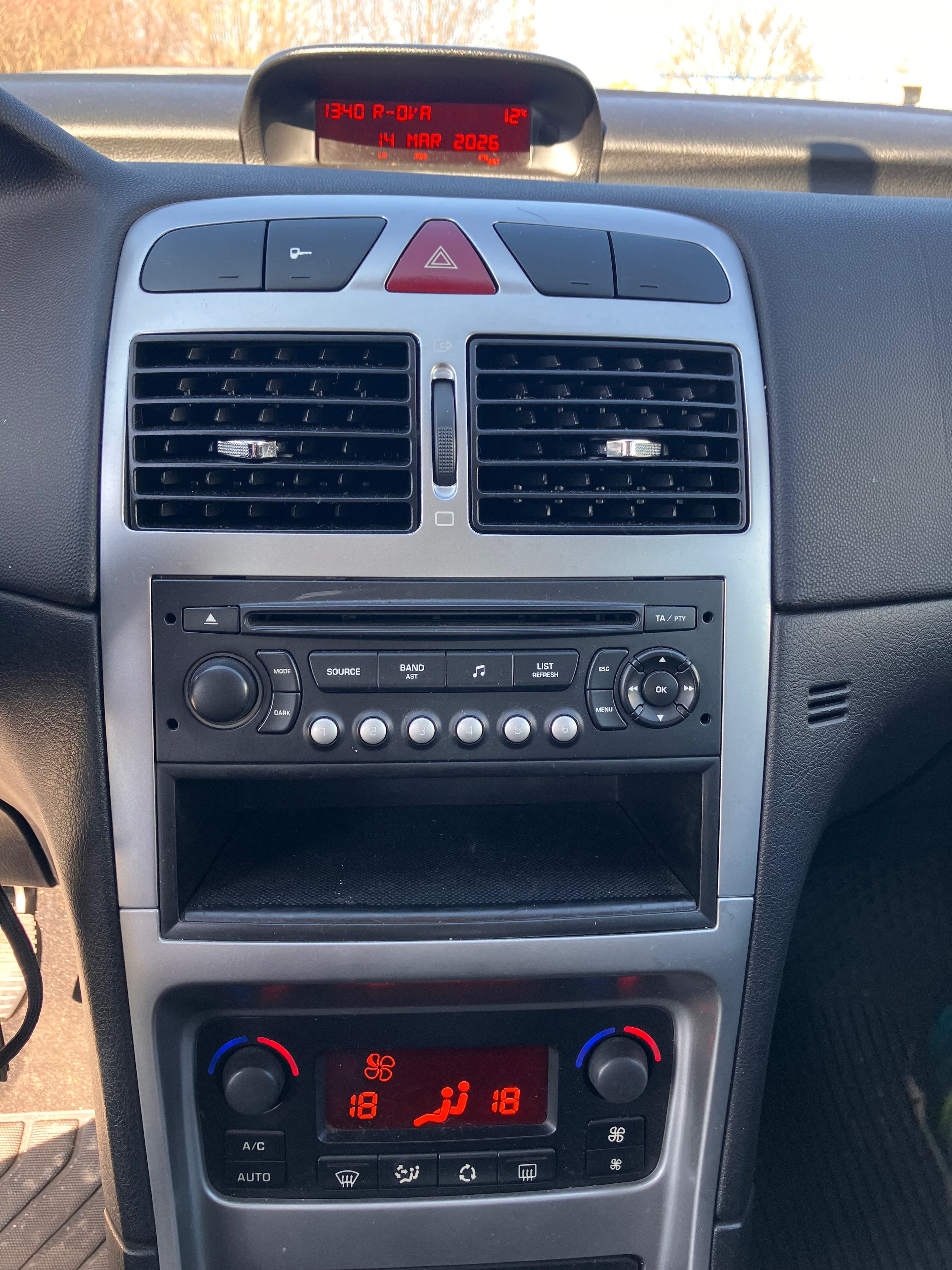 Peugeot 307, Peugeot 307 1.4i 65 kW 2005 - fotka 5