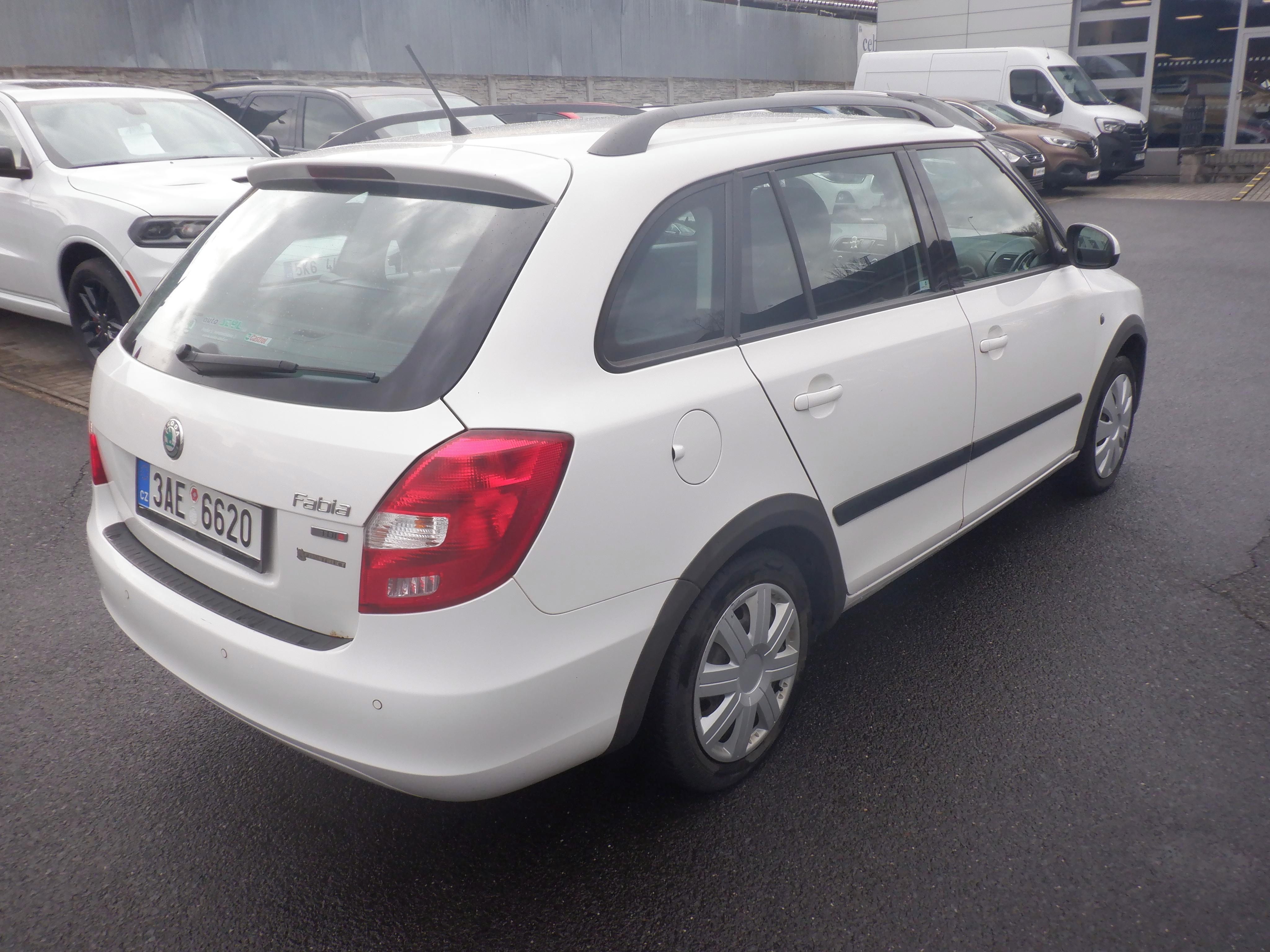 Škoda Fabia, 1.6 TDI 66kW Elegance kombi - fotka 5