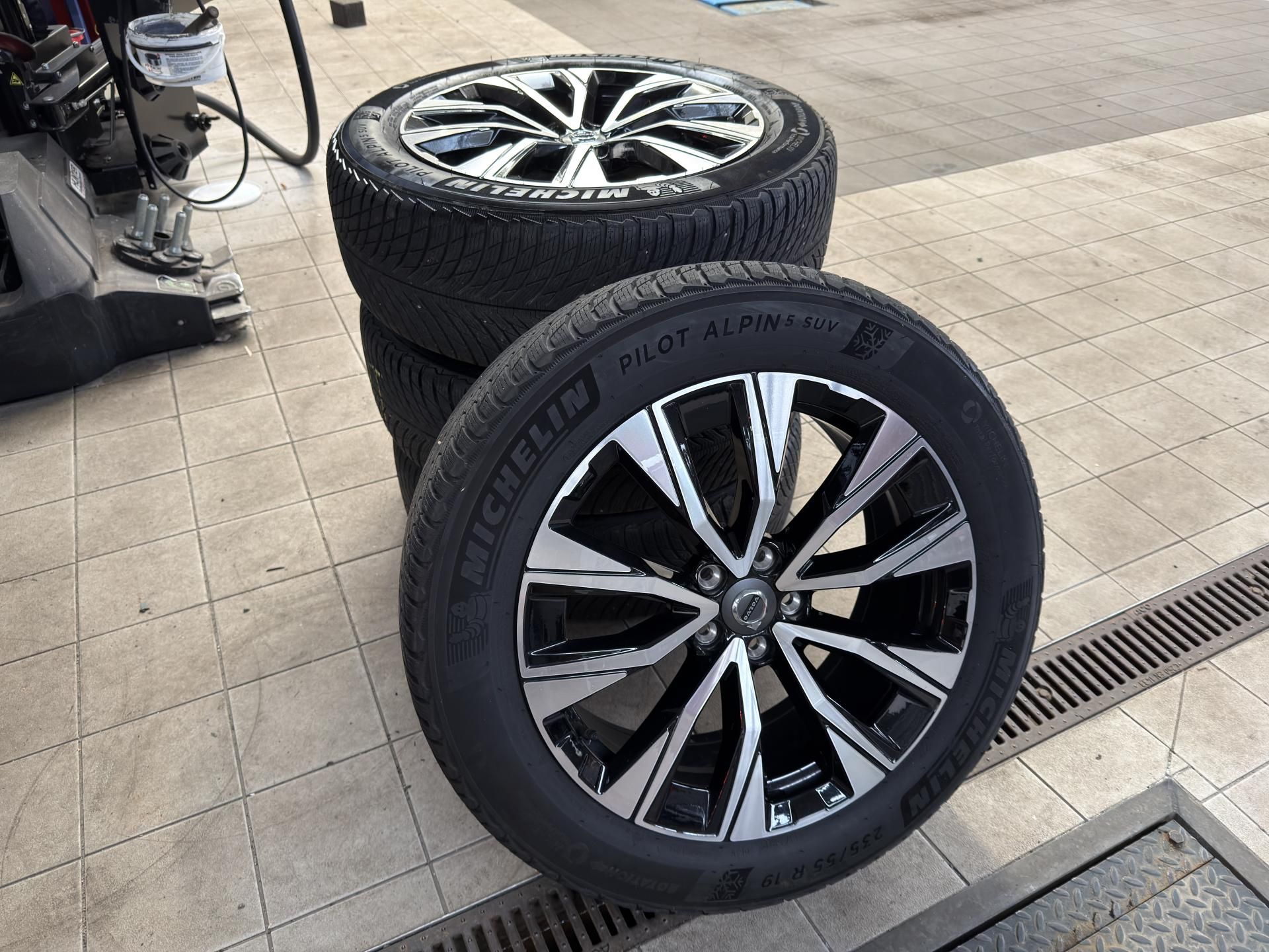 Volvo XC60, T8 AWD RECH.*ULTRA DARK + kola - fotka 2