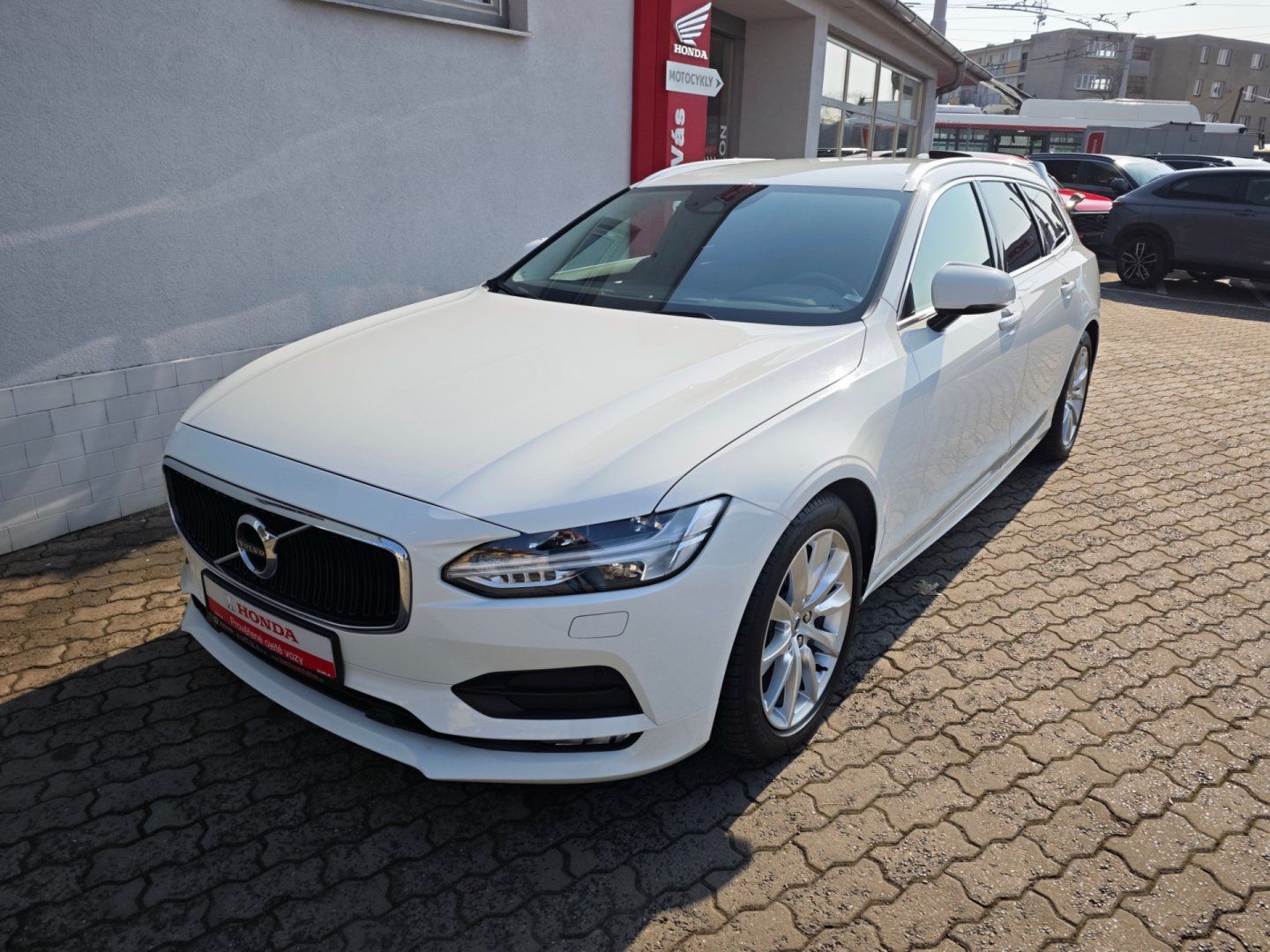 Volvo V90, 2.0 D4 FWD Momentum 140kW 8AT - fotka 3
