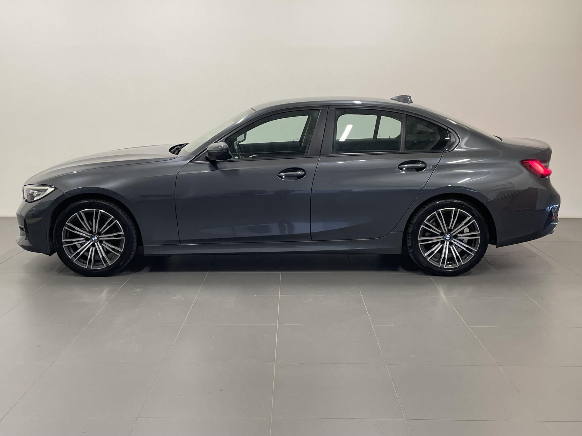 BMW Řada 3, 318d Sedan - fotka 3
