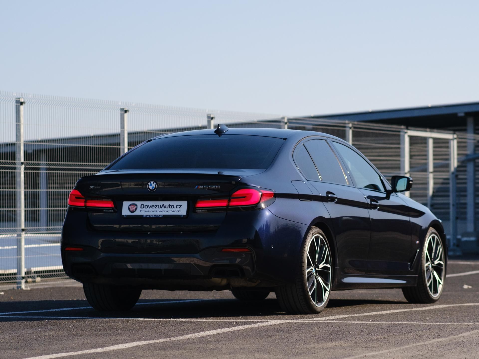 BMW Řada 5, M550i xDrive, DPH, SEDAN - fotka 5