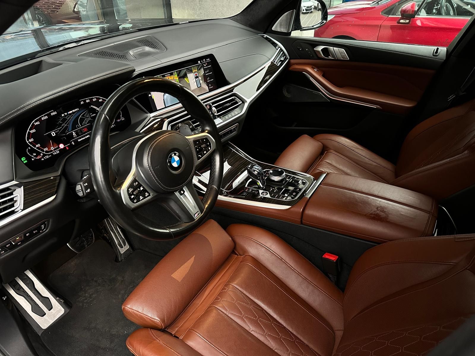 BMW X7, 50i xDrive Individual B&W - fotka 5