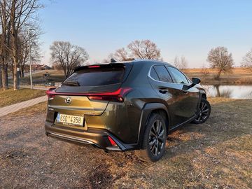 Lexus UX 250h F SPORT Design