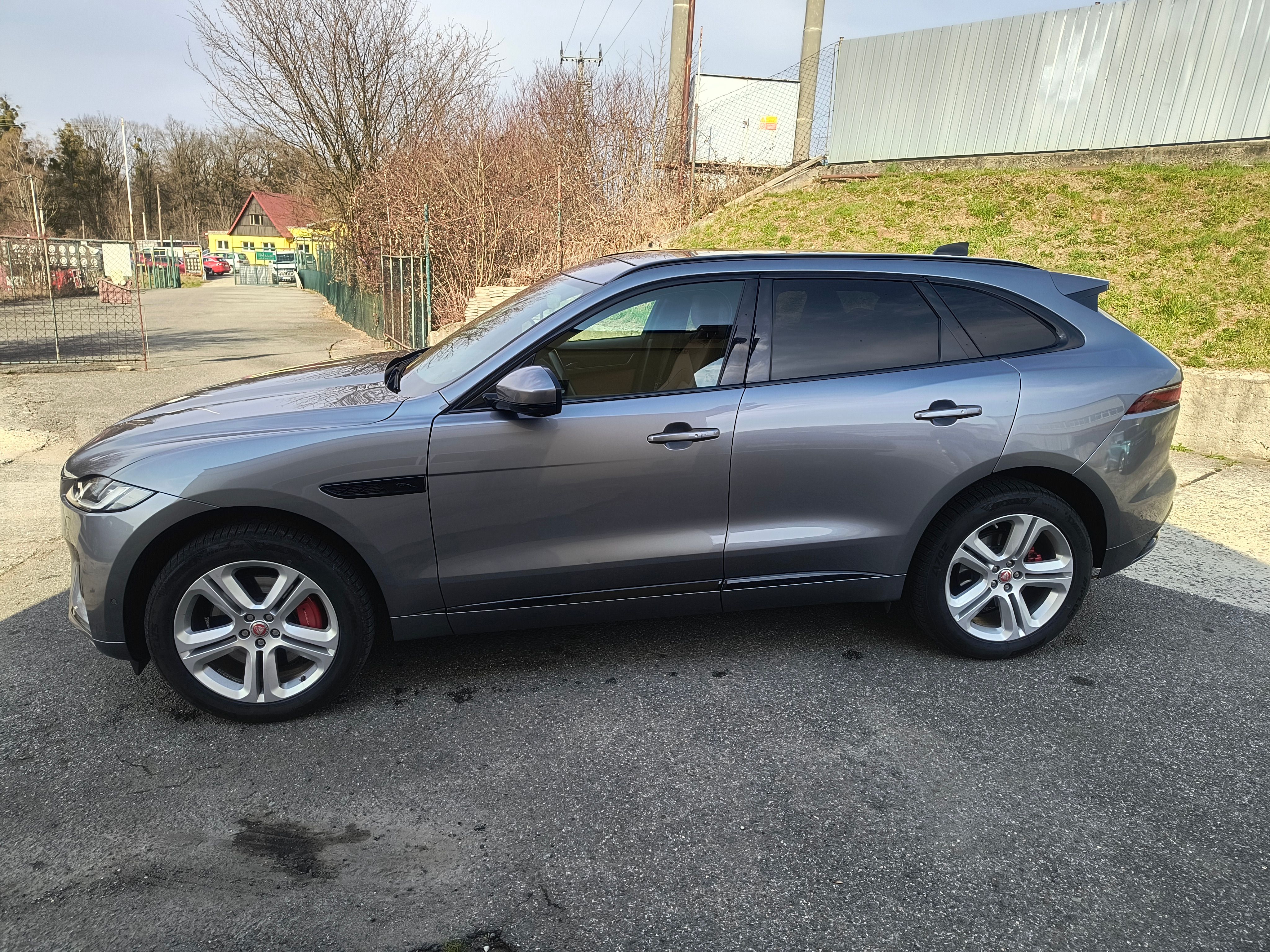 Jaguar F-Pace, D300 AWD R -DINAMIC SE AUTOMAT - fotka 4