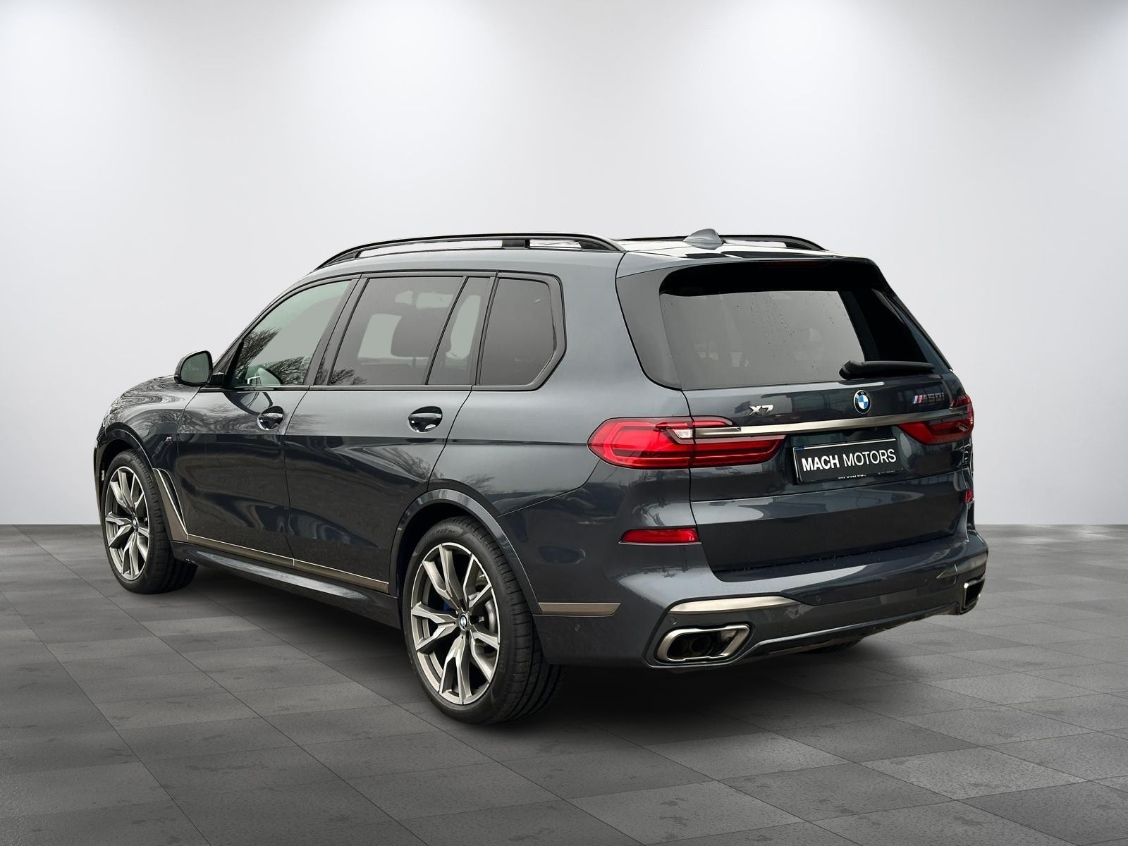 BMW X7, 50i xDrive Individual B&W - fotka 3