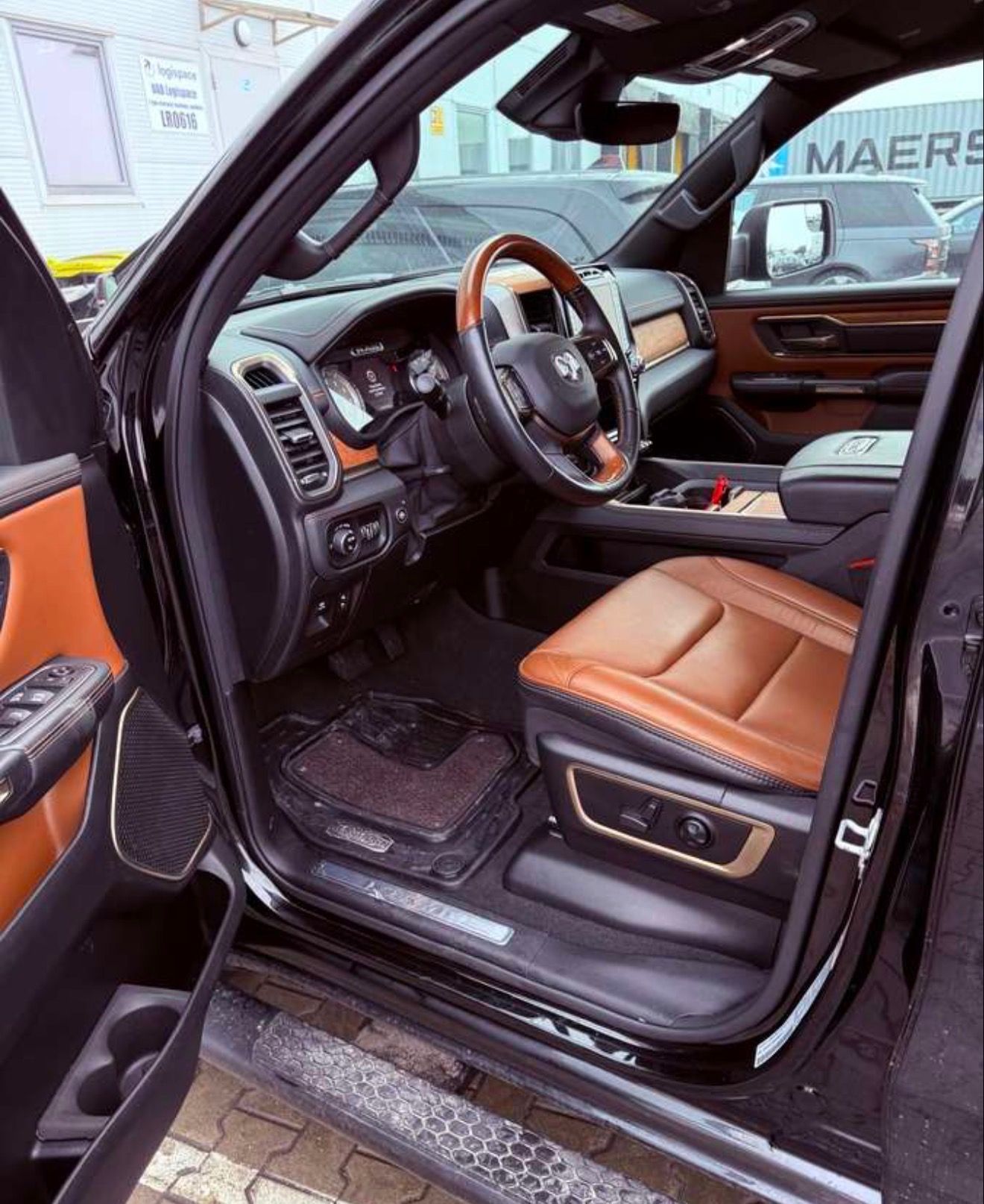 Dodge Ram 1500, 5.7L Long Horn Limited Edice - fotka 6