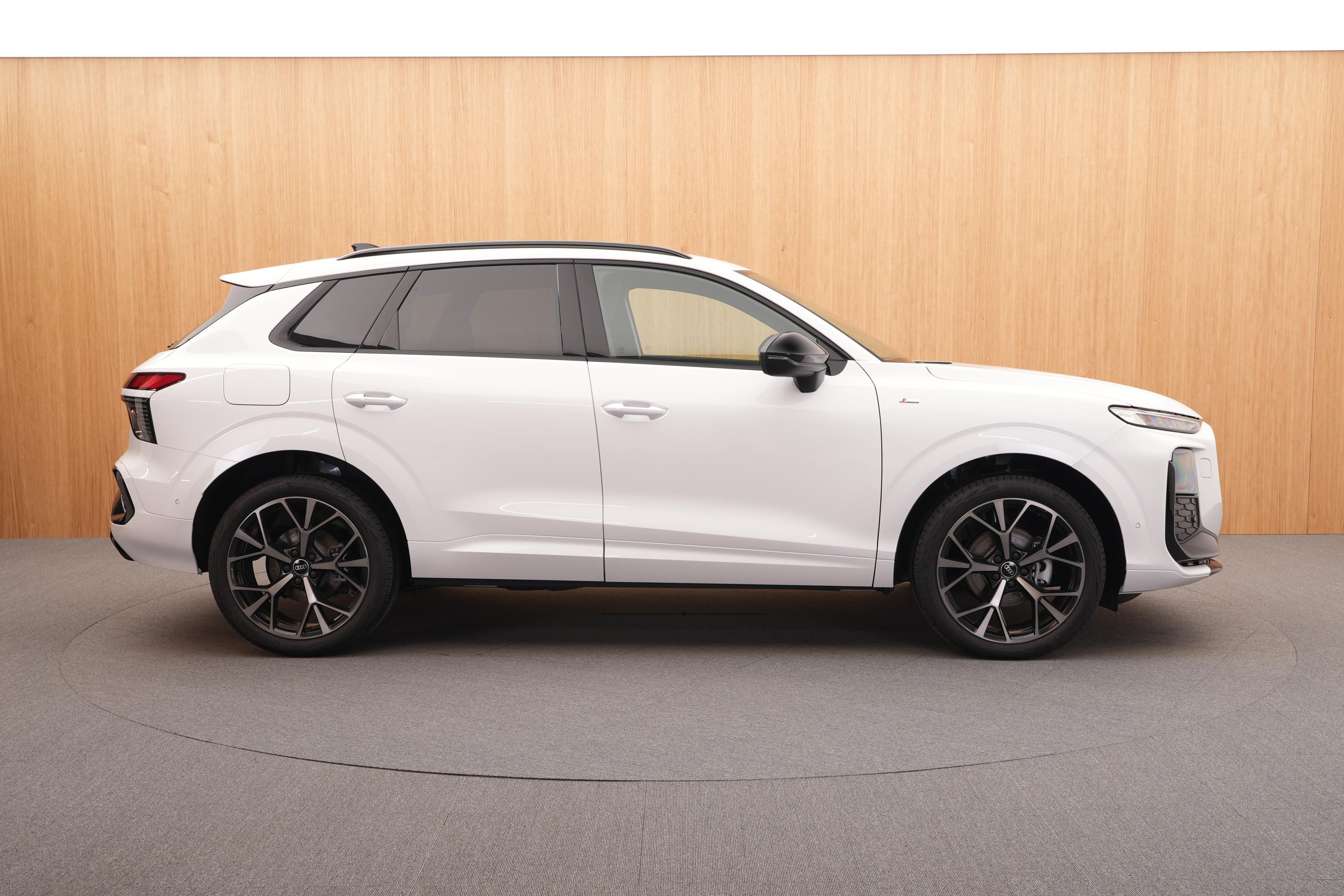 Audi Q3, S line  35 TFSI 110 kW - fotka 5