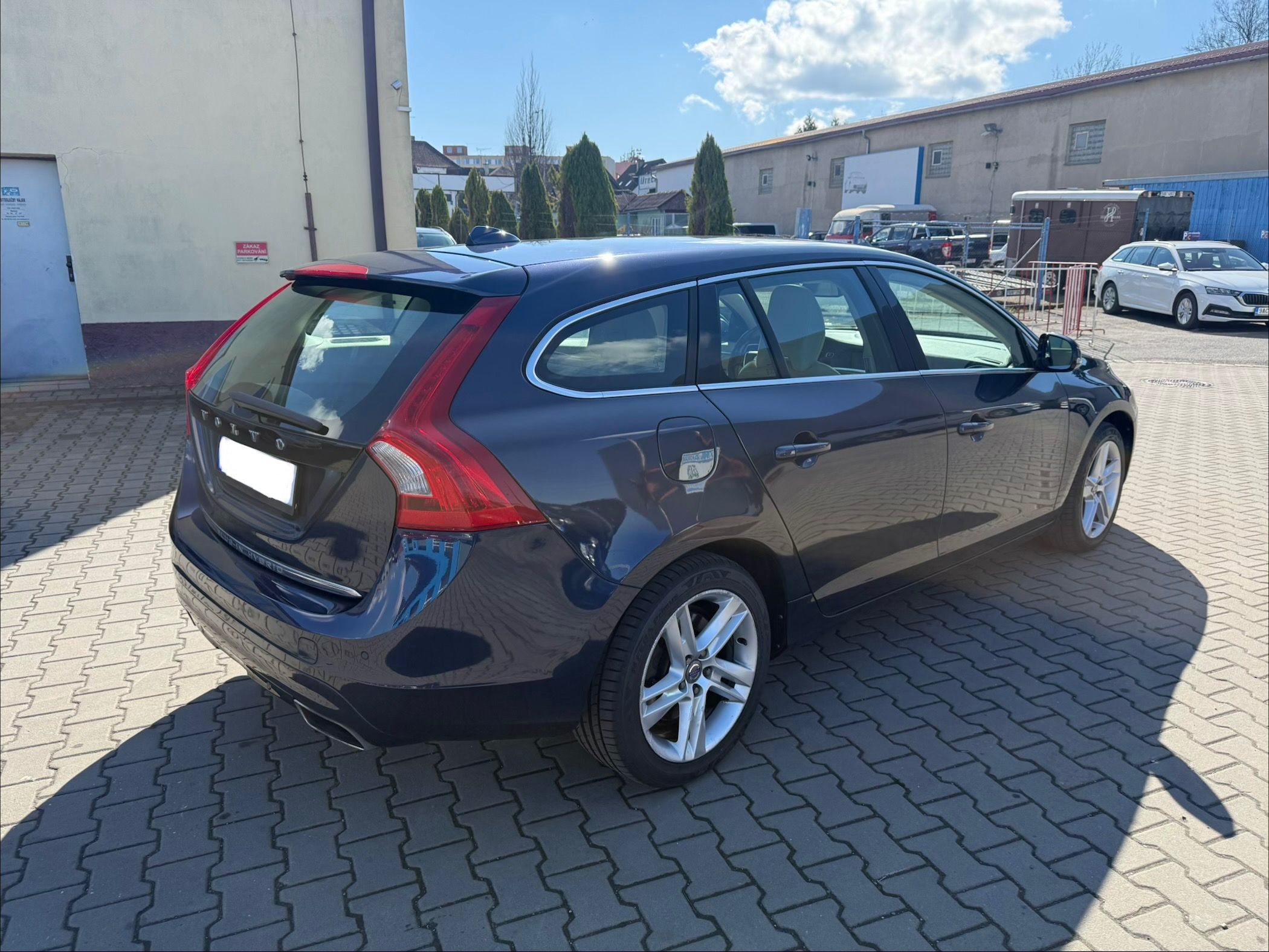Volvo V60, 2.4 D6 Plug-in Hybrid Summum - fotka 4