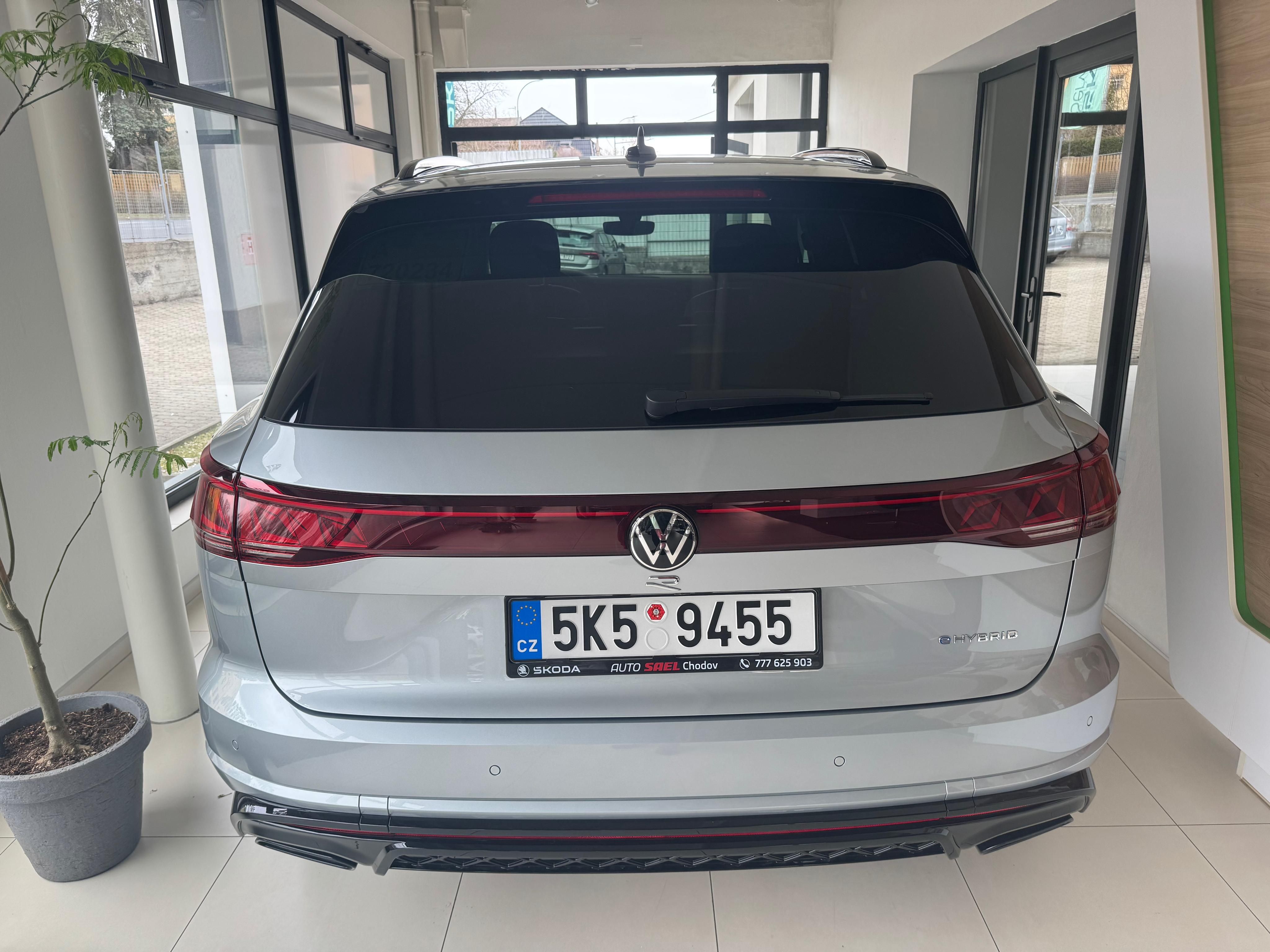 Volkswagen Touareg, R FINAL EDITION,3.0 V6 Ehybrid - fotka 4