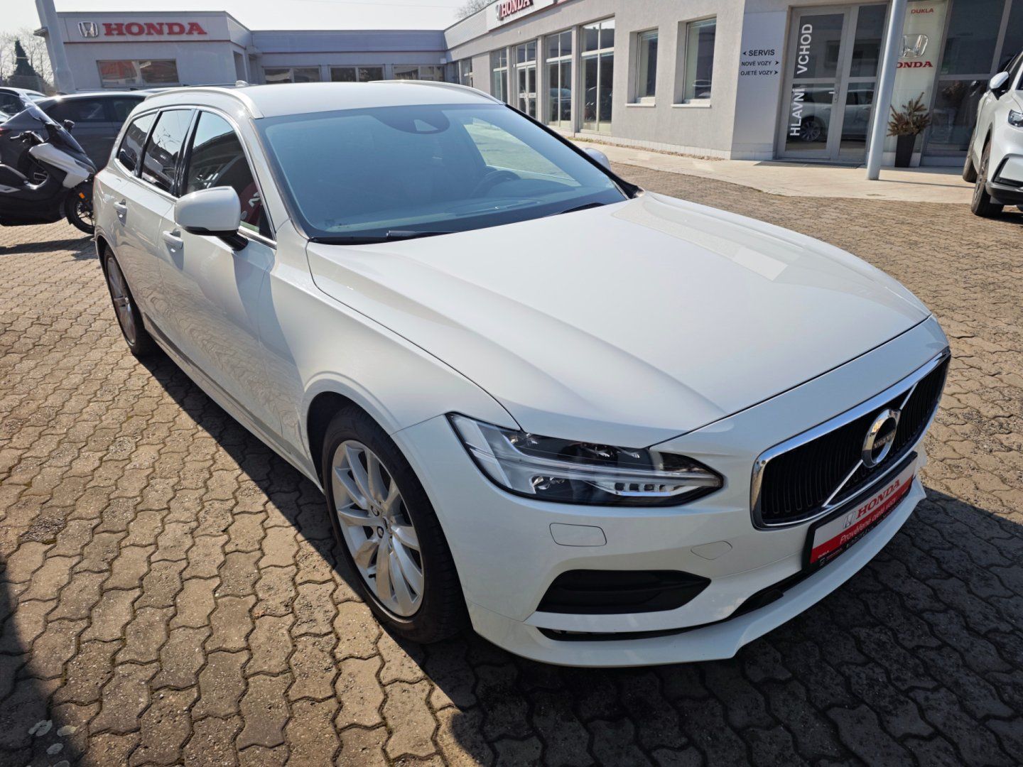 Volvo V90, 2.0 D4 FWD Momentum 140kW 8AT - fotka 2