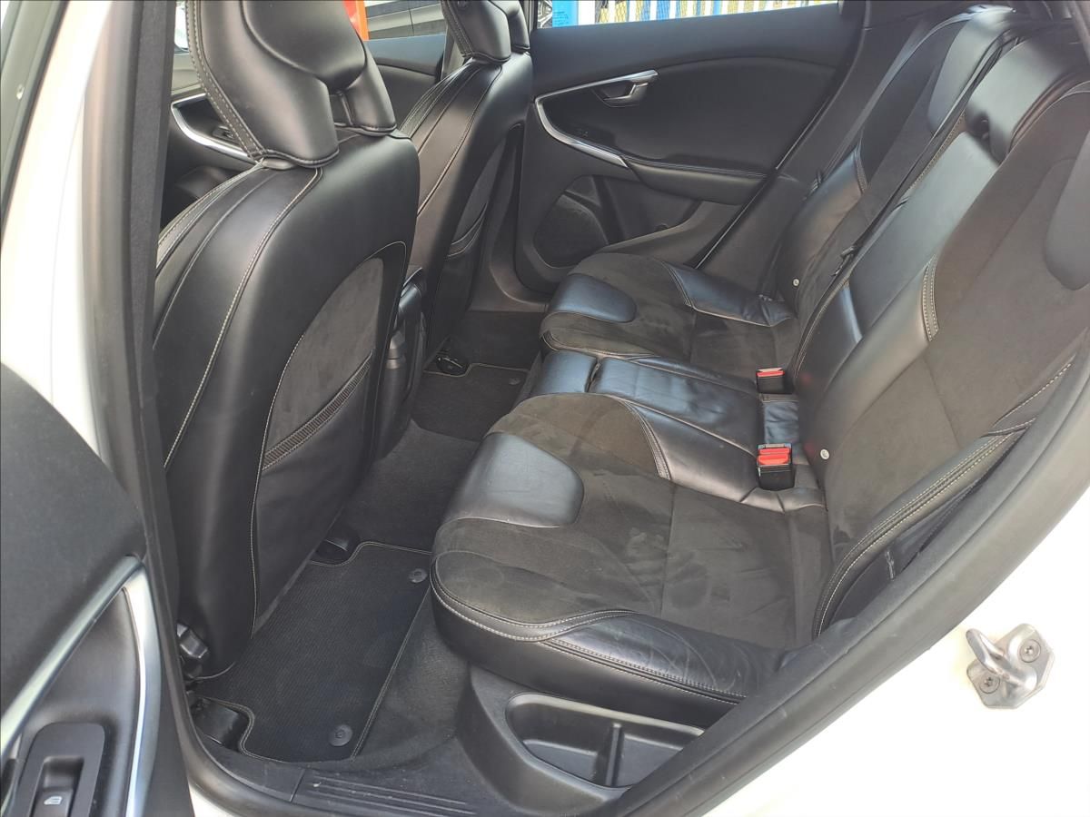 Volvo V40, 1,6 D2 R-DESIGN - fotka 6