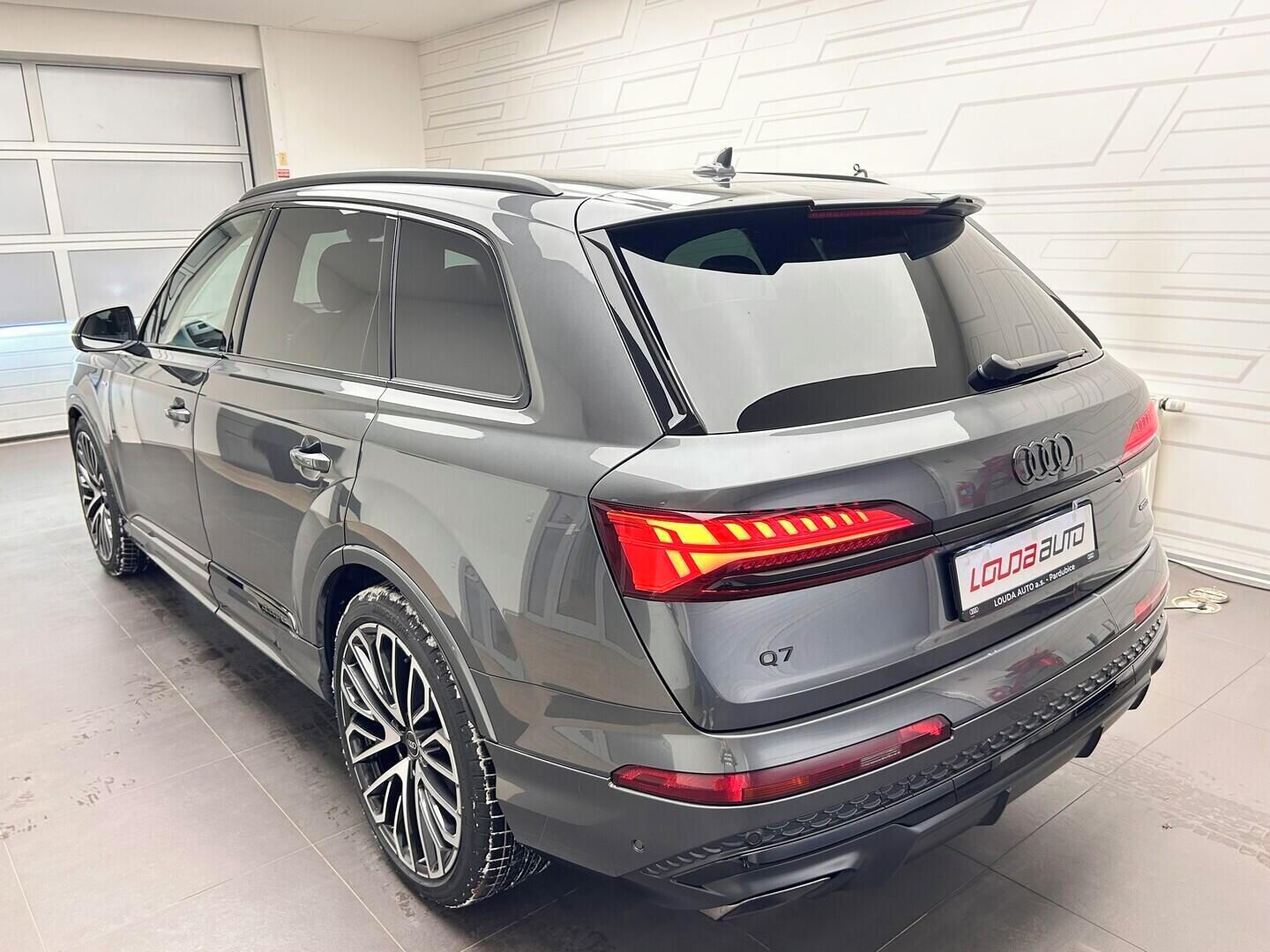 Audi Q7, SUV S line TDI quattro 210 kW - fotka 4