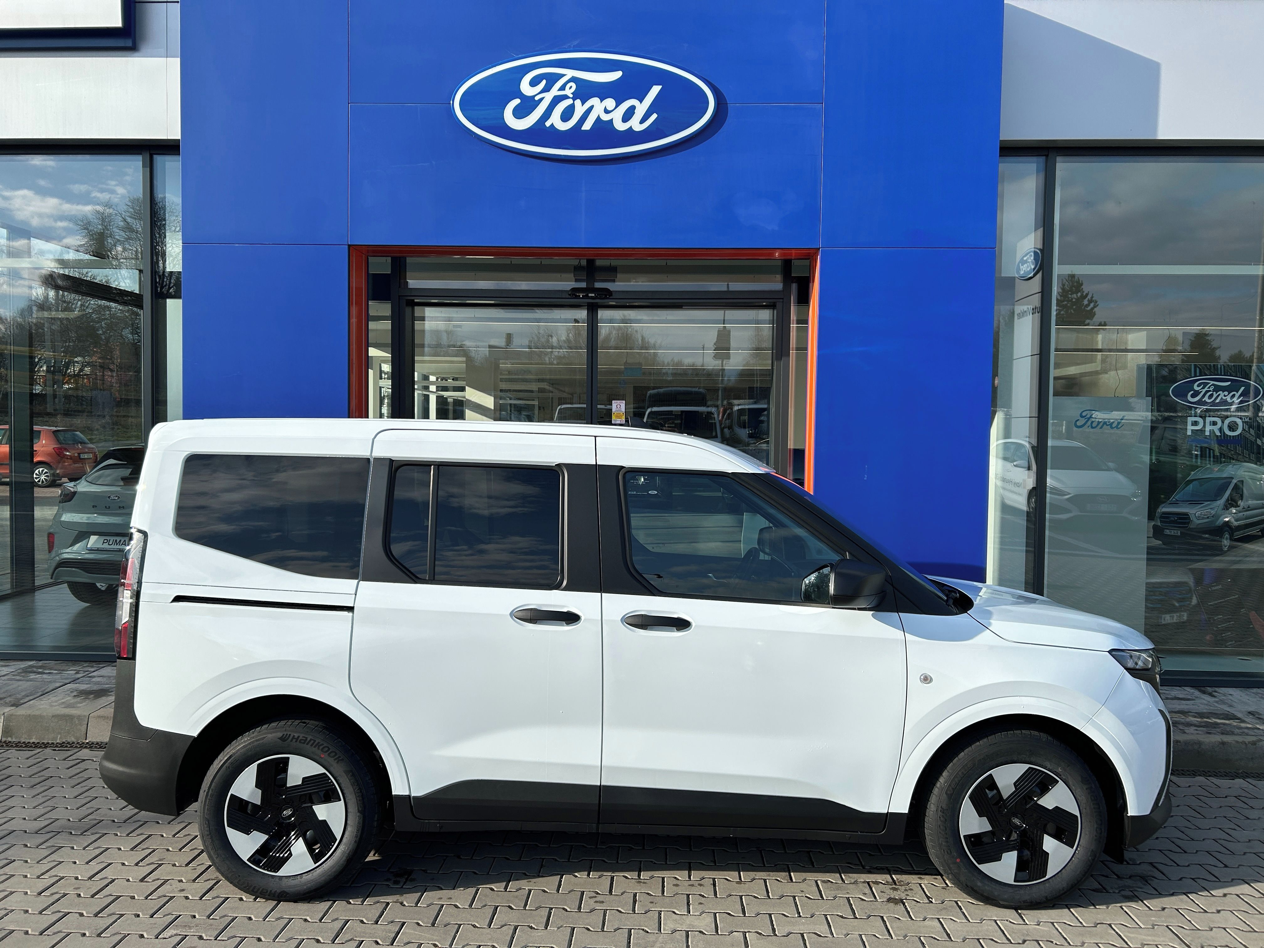 Ford Tourneo Courier, 43 kWh Elektromotor Trend L1 - fotka 3